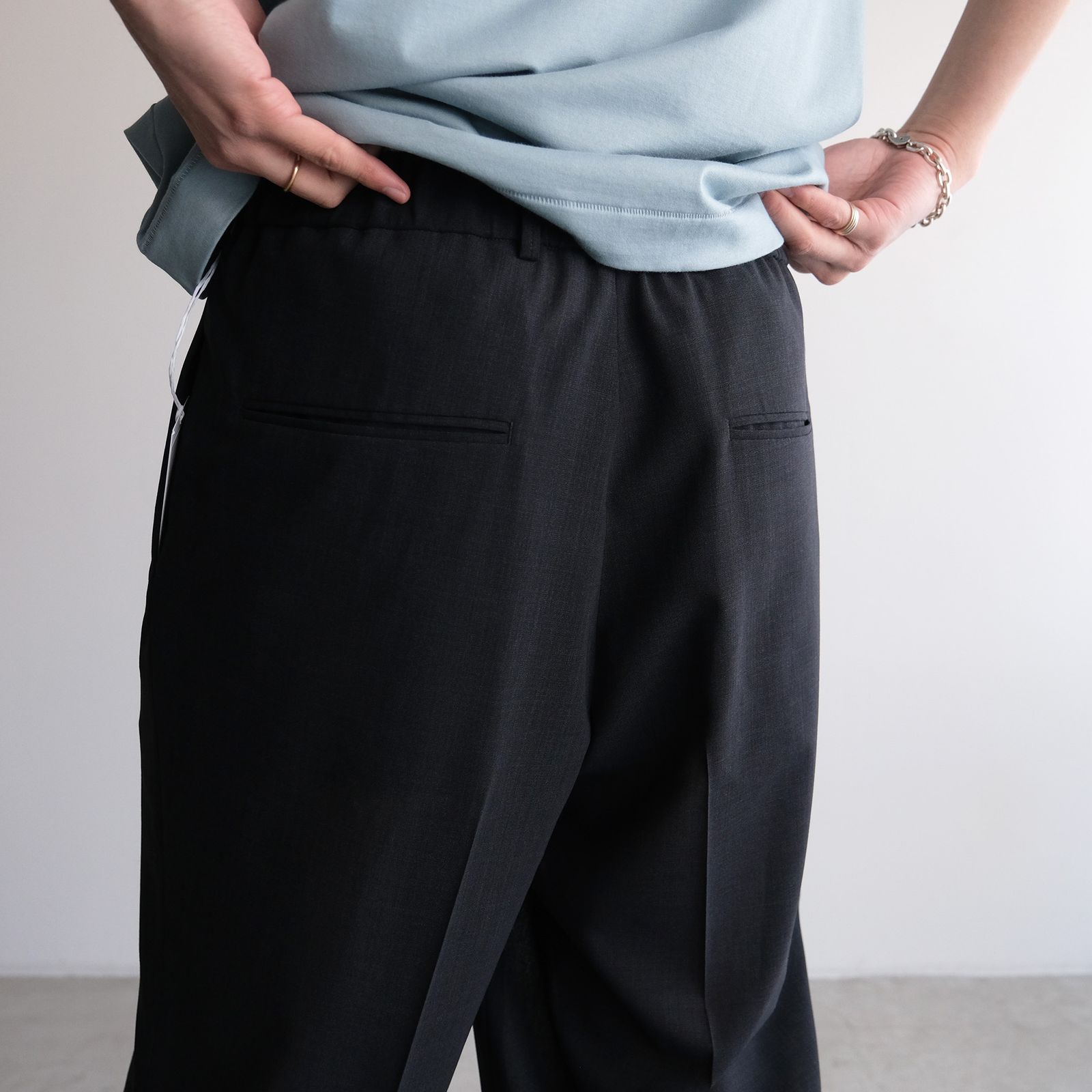 Twist Wool Gauze Two Tucked Easy Pants -スラックス-（Navy Top / ネイビートップ）