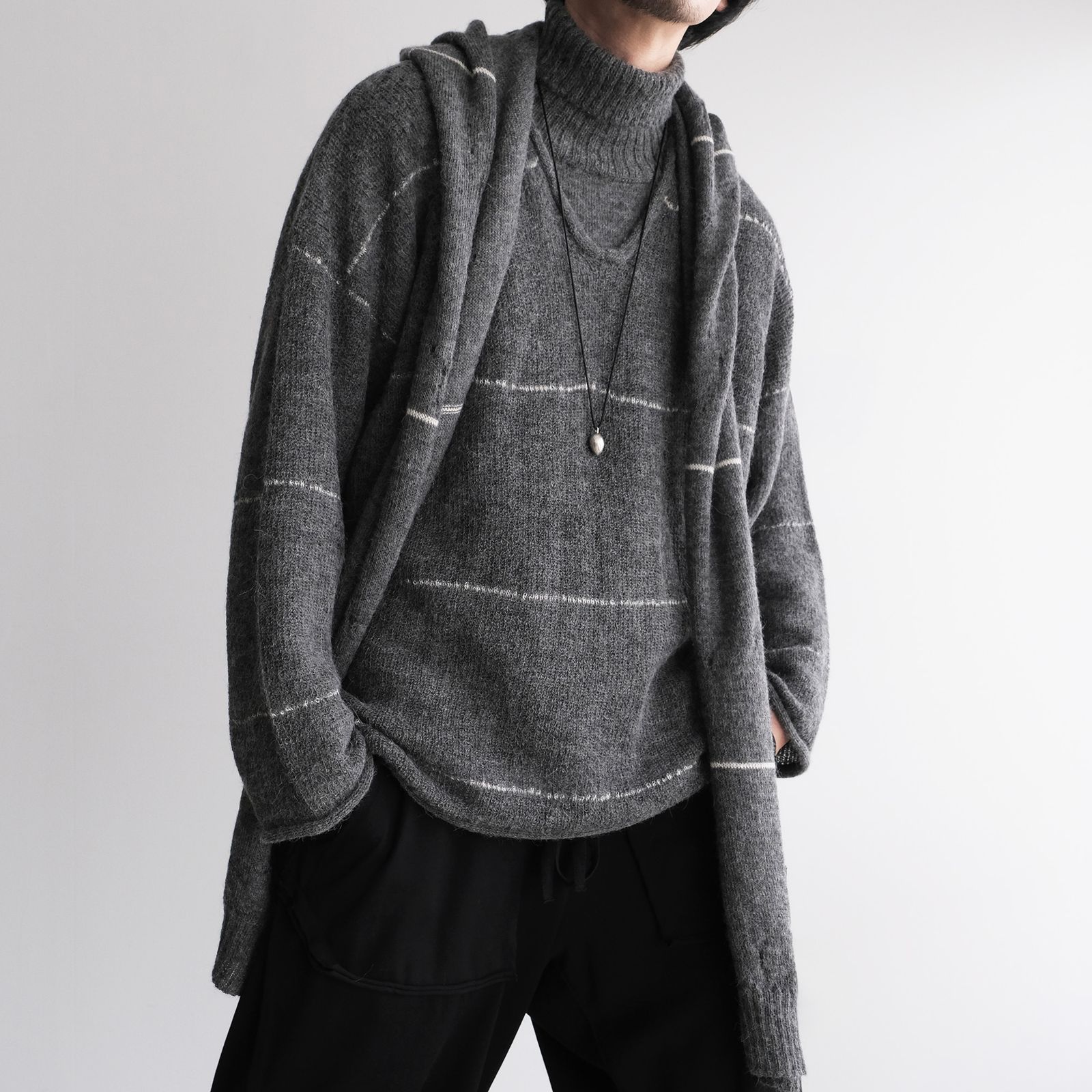 V-Neck Line Border Sweater -ニット-（Gray / グレー）
