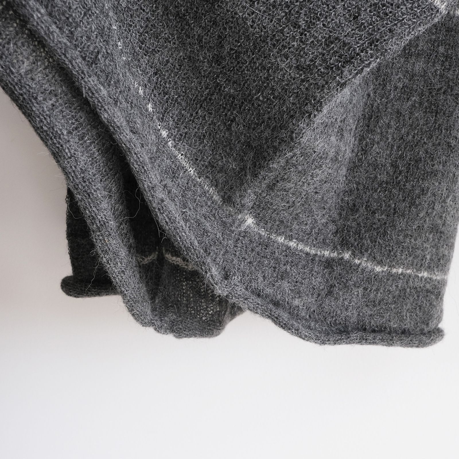 V-Neck Line Border Sweater -ニット-（Gray / グレー）