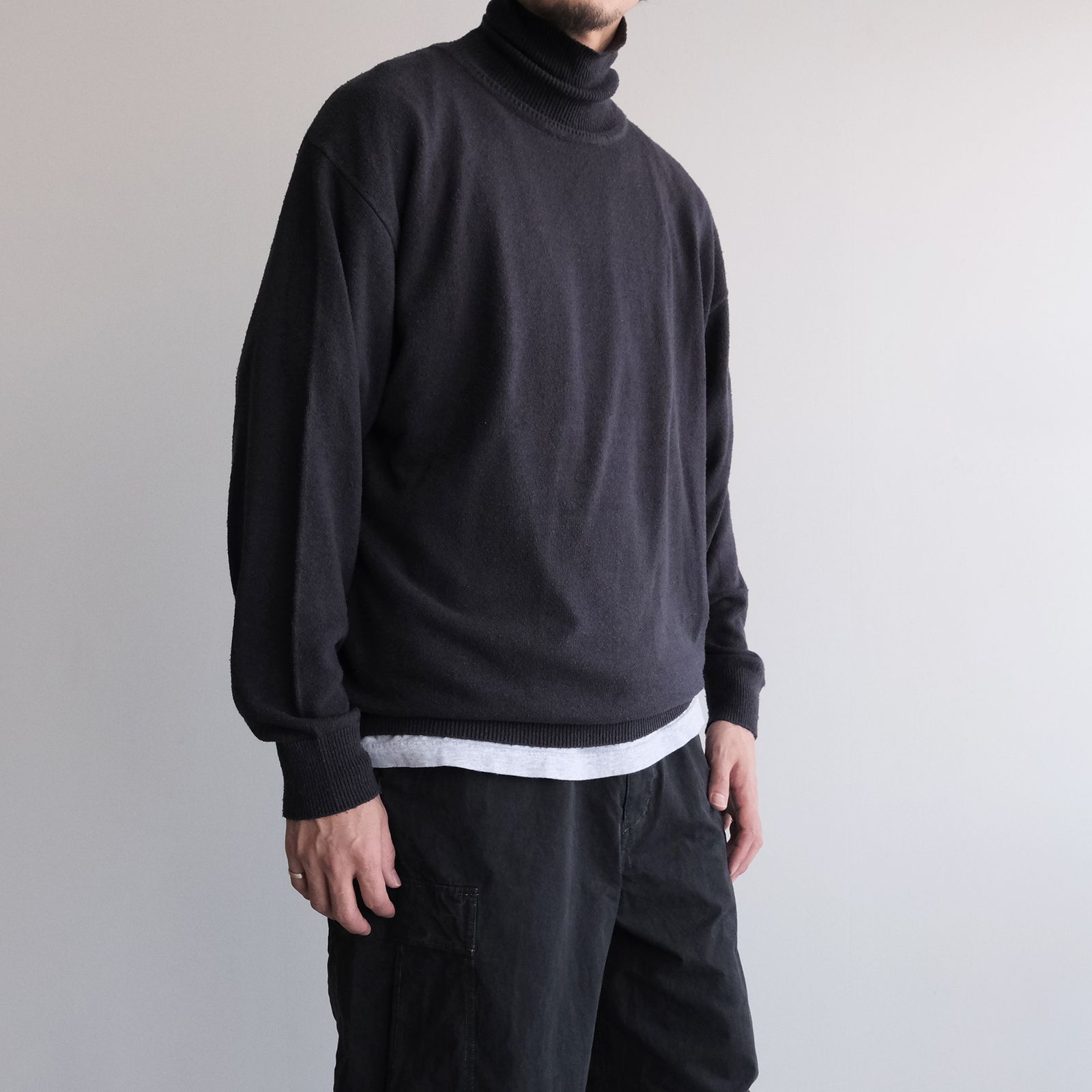 Silk Knit Turtle Neck -ニット-（Dark Navy / ダークネイビー）
