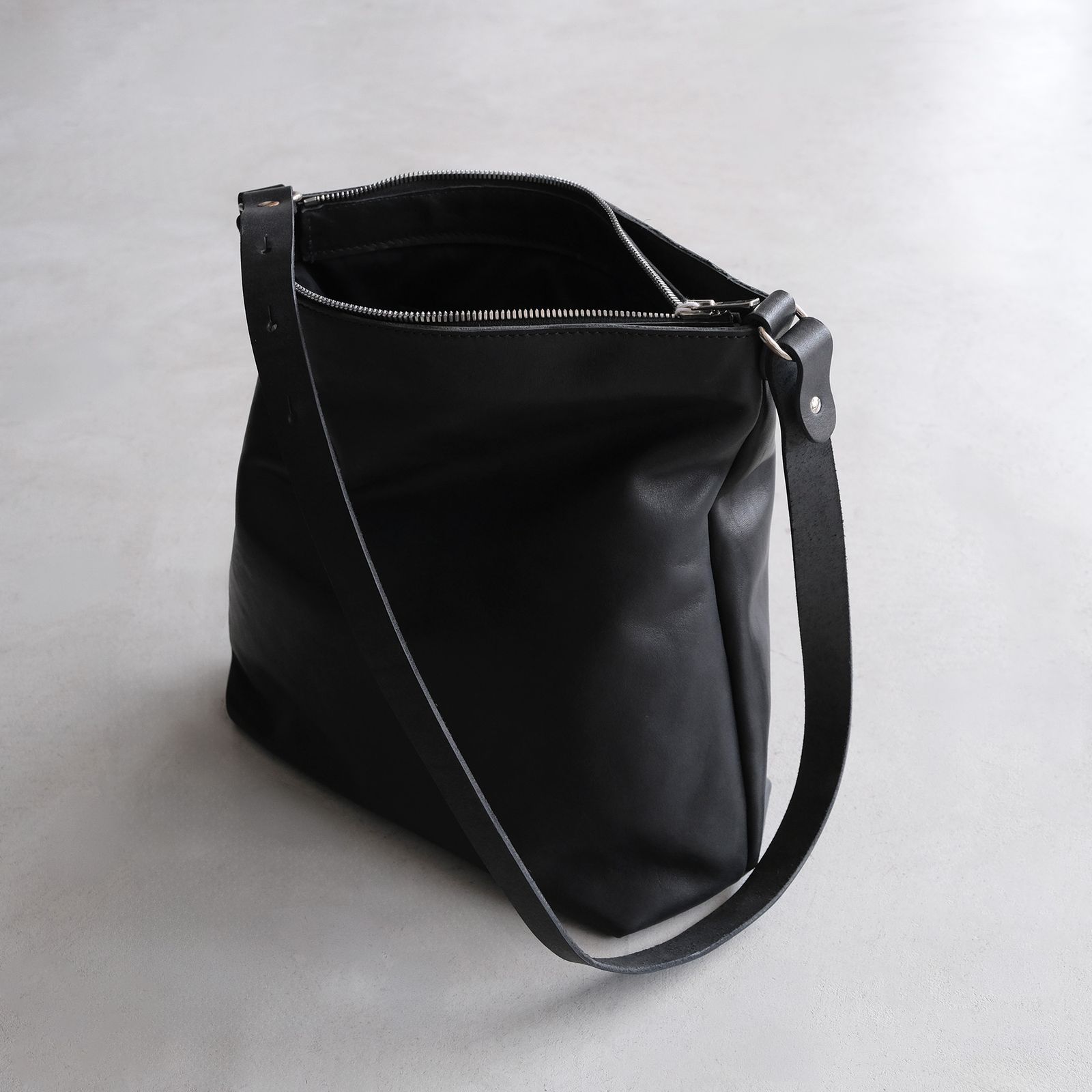 Soft Horse Full Grain Nylon Lining Shoulder Bag -バッグ-（Black / ブラック）