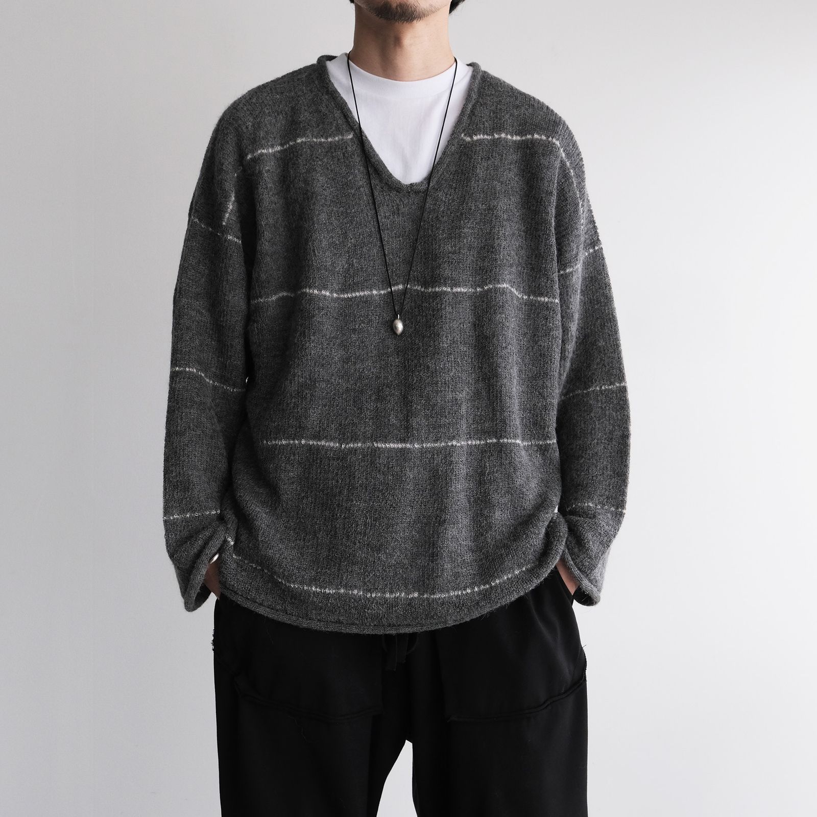V-Neck Line Border Sweater -ニット-（Gray / グレー）