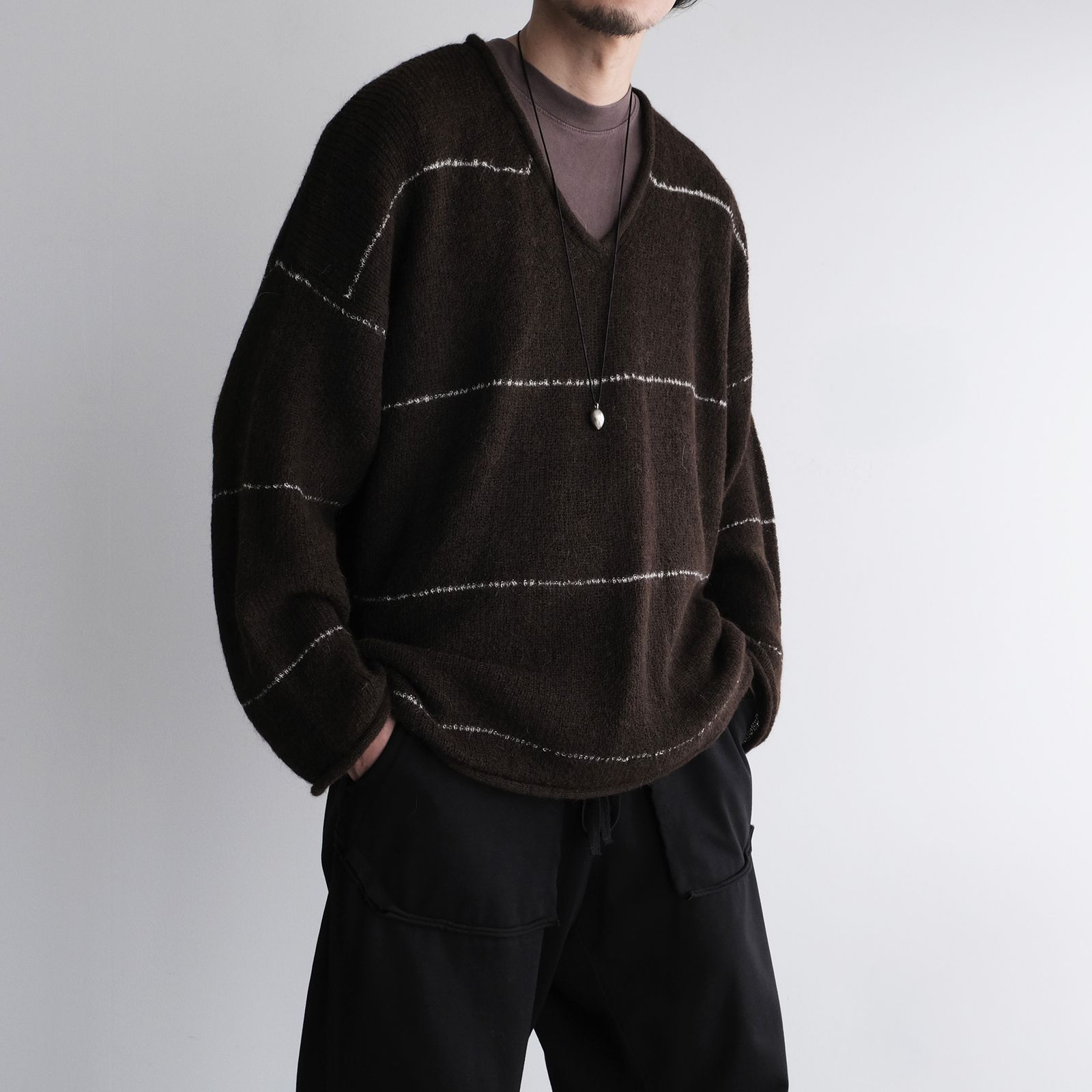 V-Neck Line Border Sweater -ニット-（Brown / ブラウン）