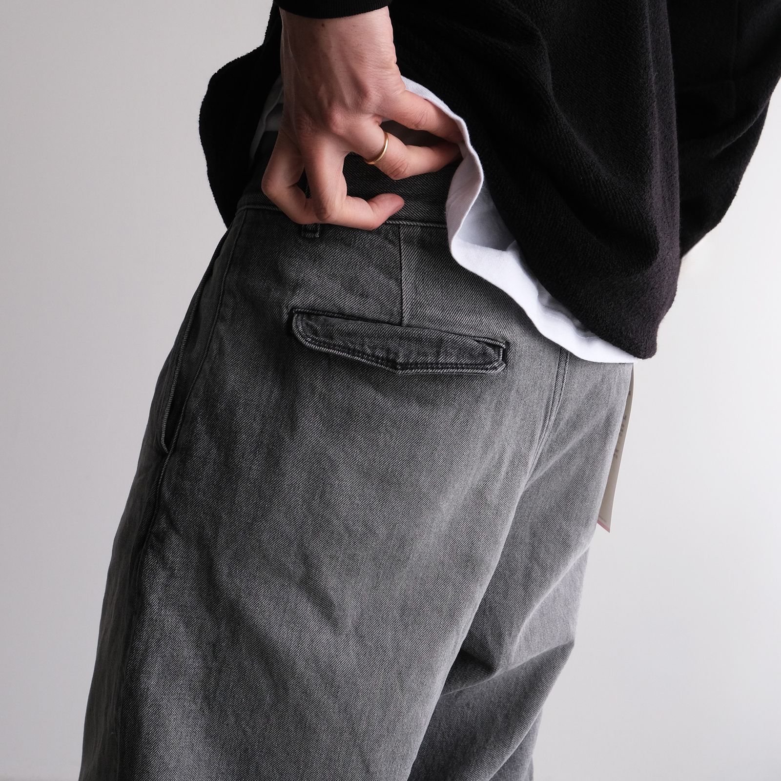 Selvage Denim Two Tuck Pants -デニムパンツ-（Black Light Fade / ブラックライトフェード）GU261-40061LB