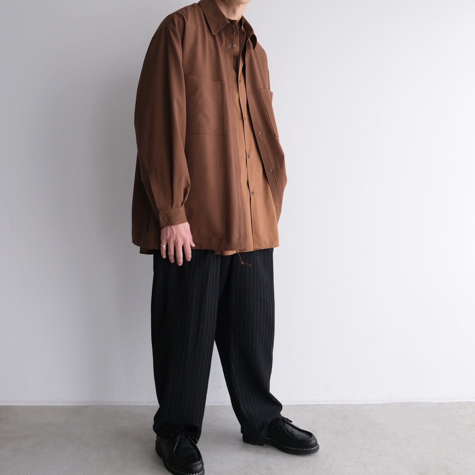 Silocon Poplin Oversized Band Collar Shirt -シャツ-（Brown / ブラウン）