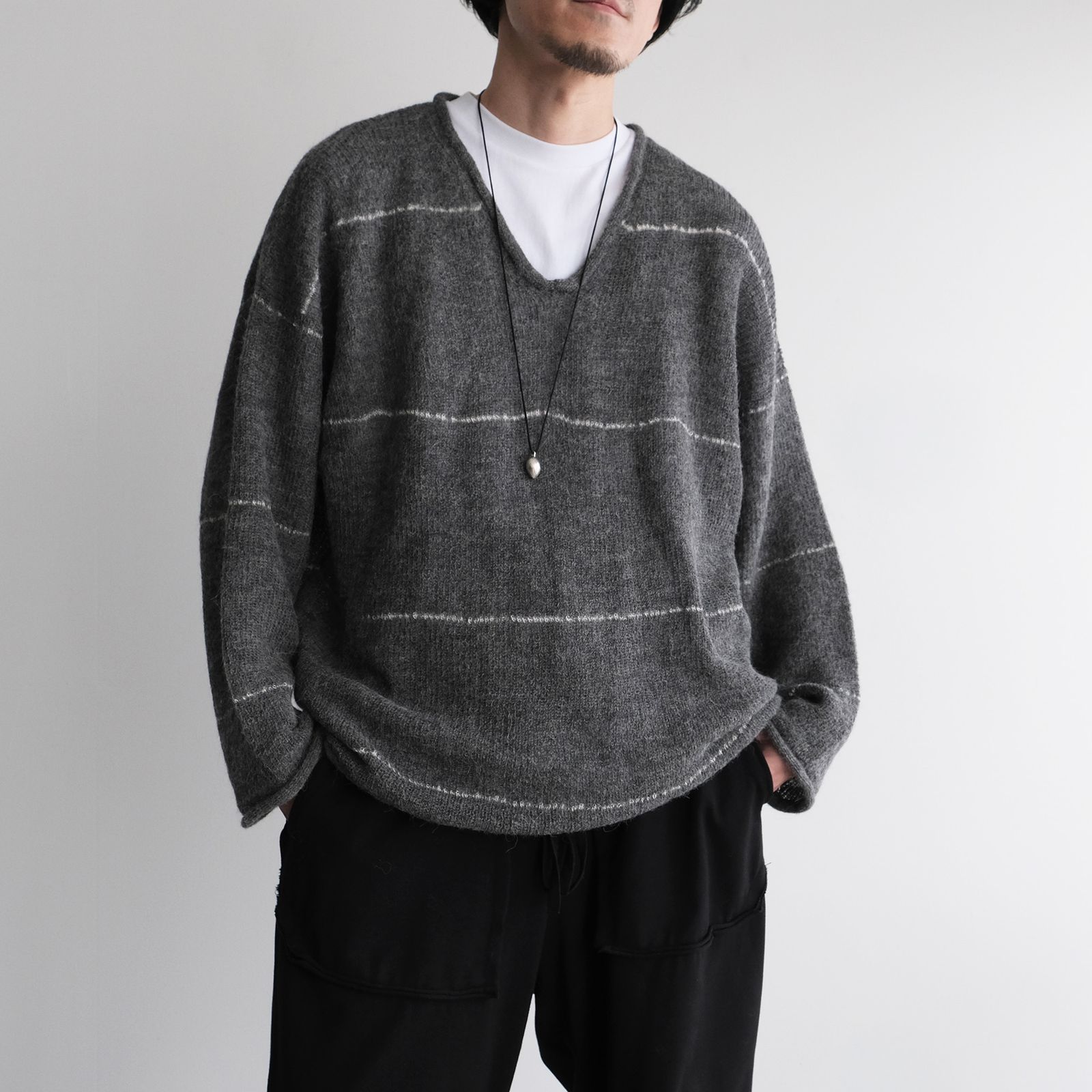 V-Neck Line Border Sweater -ニット-（Gray / グレー）