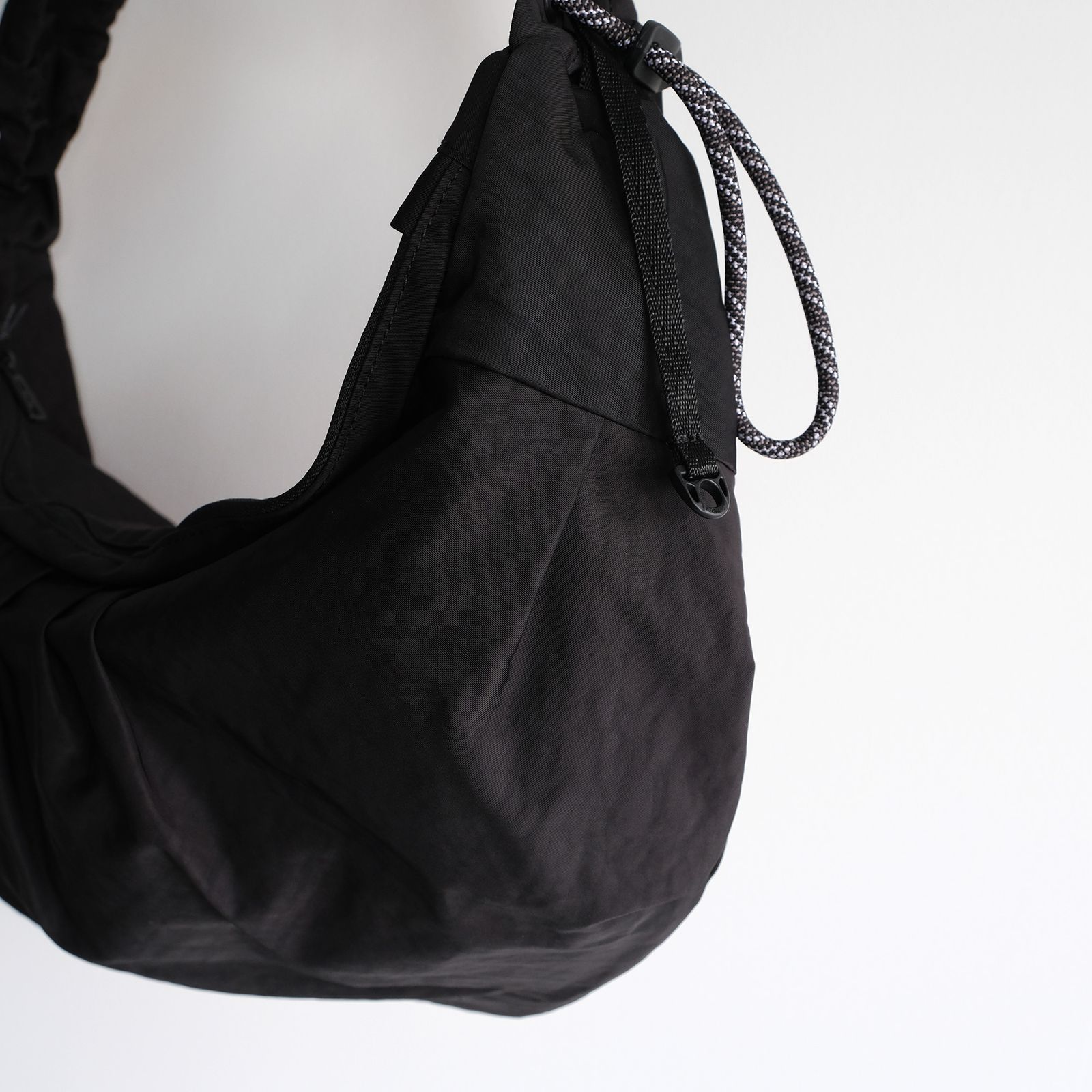 Textured Twill Body Bag -バッグ-（Black / ブラック）