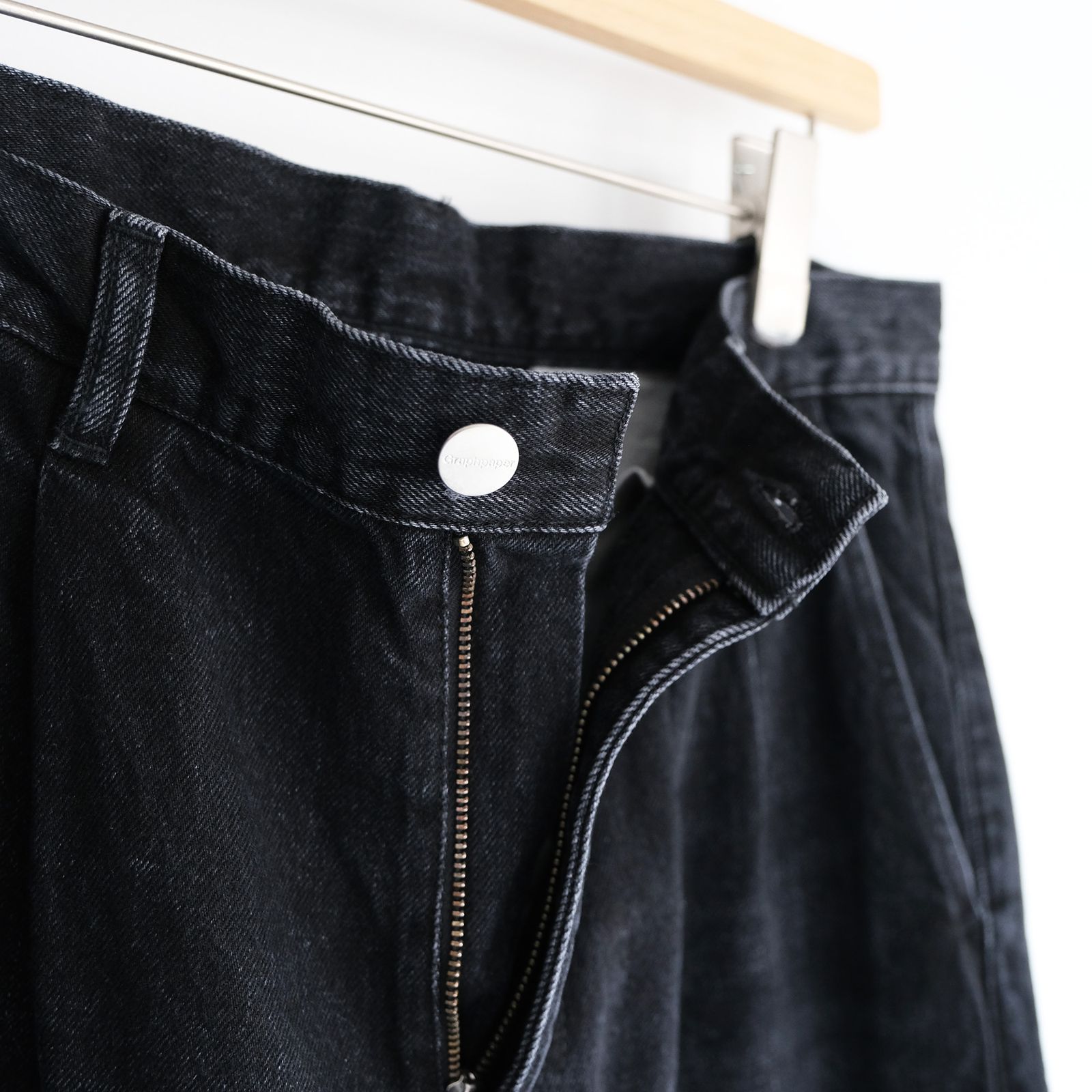 Selvage Denim Two Tuck Tapered Pants -パンツ-（Black Dark Fade / ブラックダークフェード）