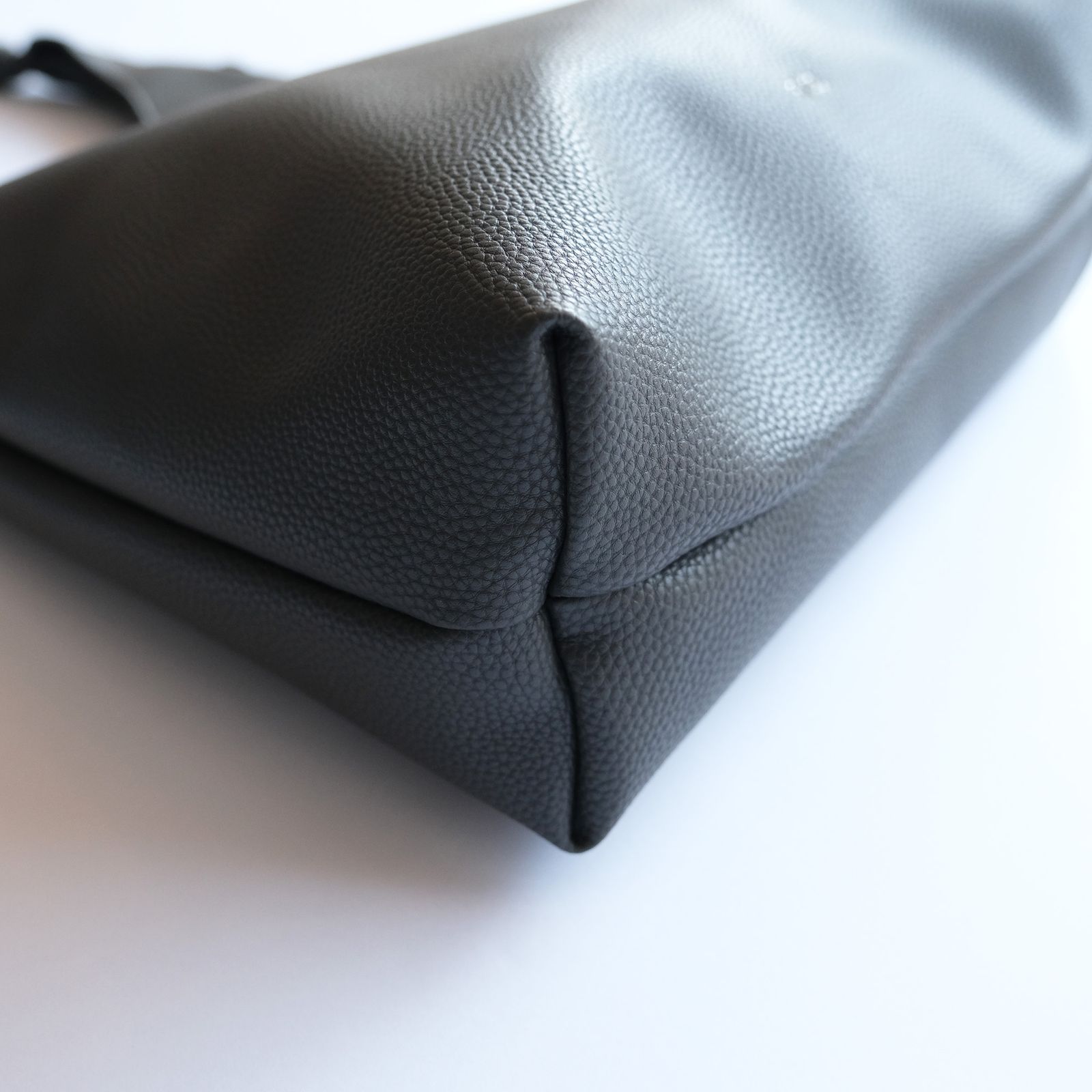 Tech Leather Wrapping Handle Tote -バッグ-（Charcoal / チャコール）