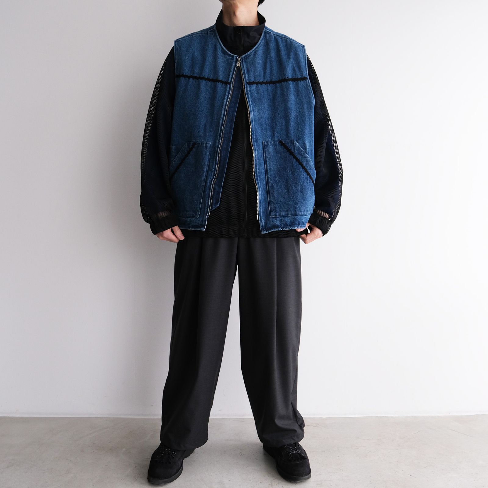 Trim Embroidery Denim Vest -ベスト-（Indigo×Black / インディゴ×ホワイト）
