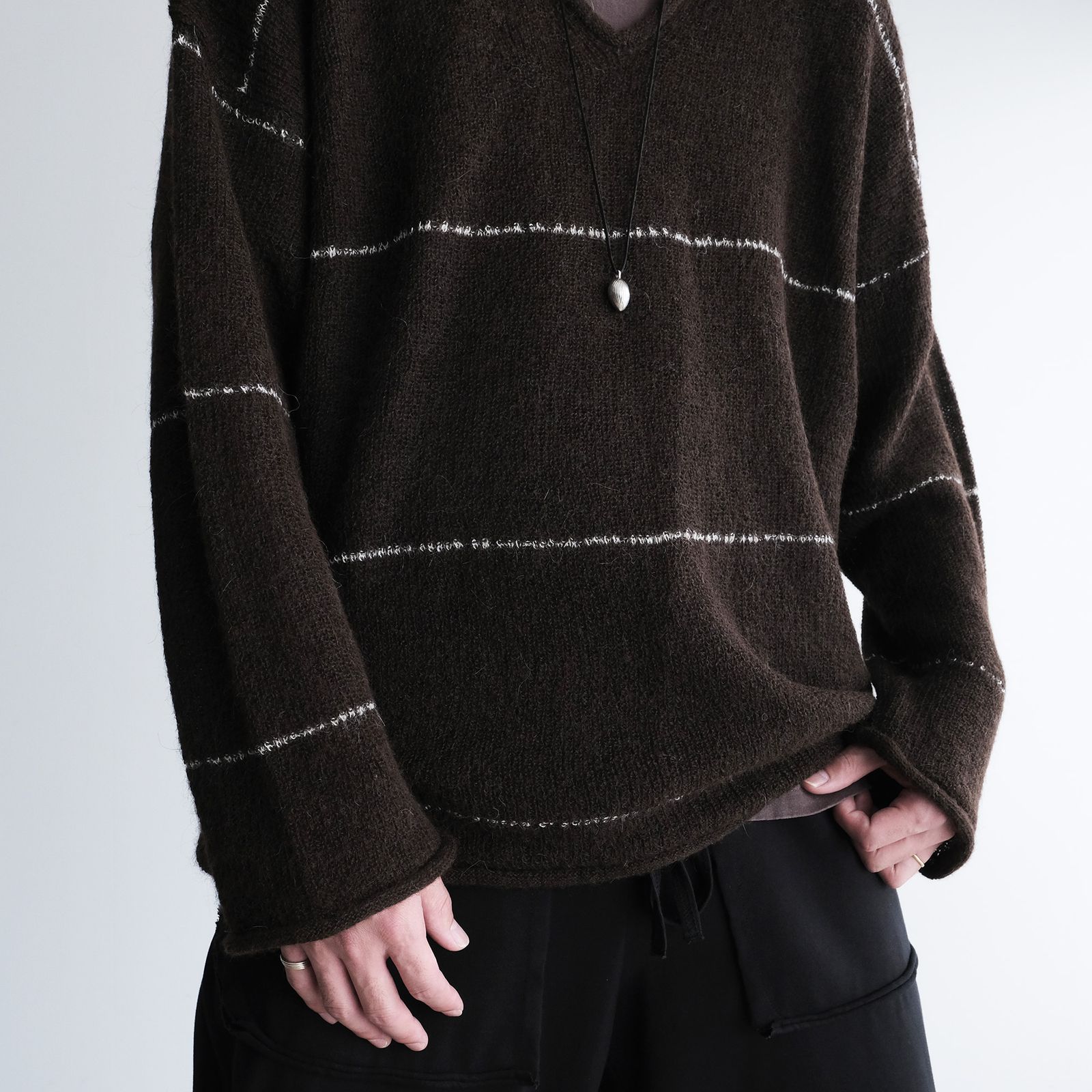 V-Neck Line Border Sweater -ニット-（Brown / ブラウン）