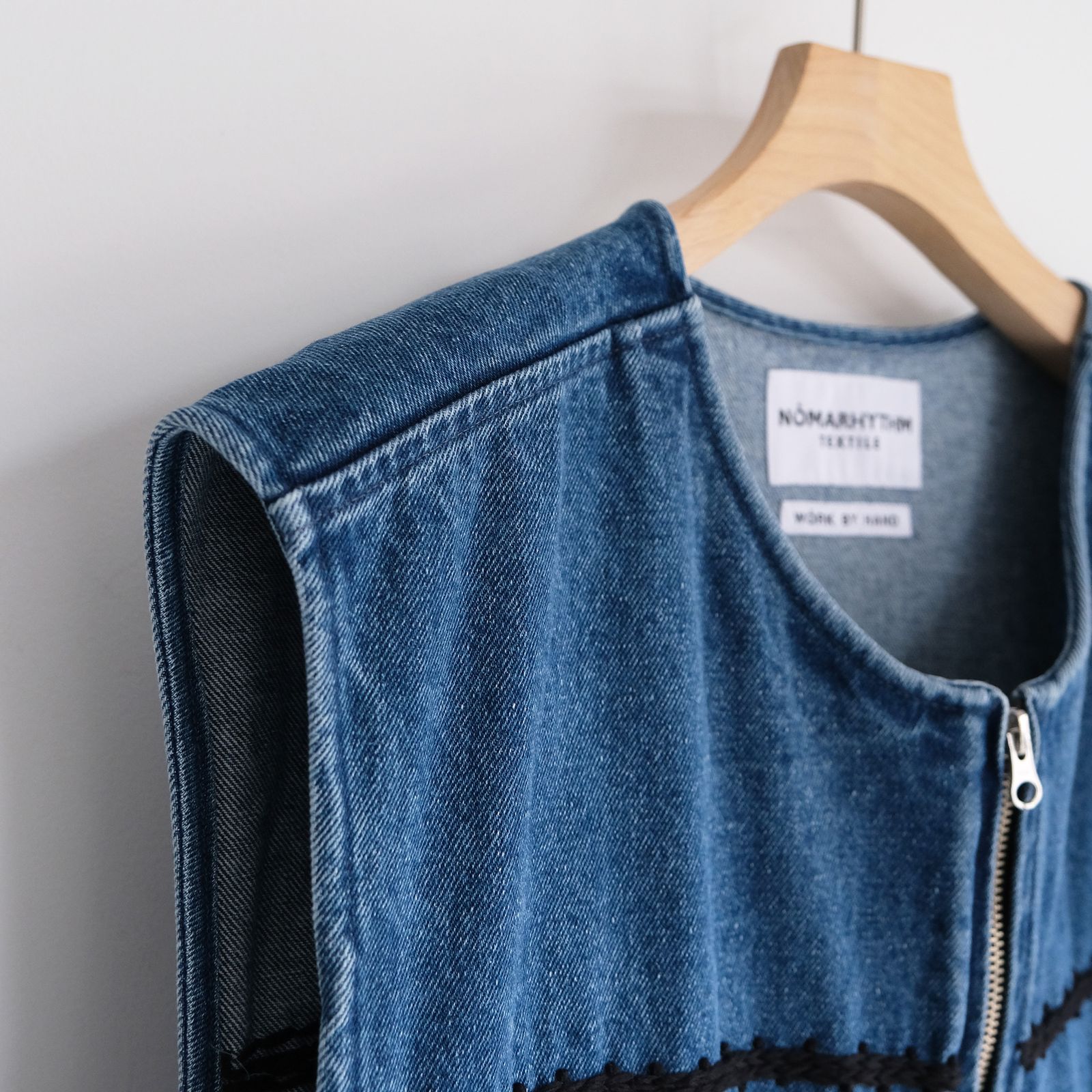 Trim Embroidery Denim Vest -ベスト-（Indigo×Black / インディゴ×ホワイト）