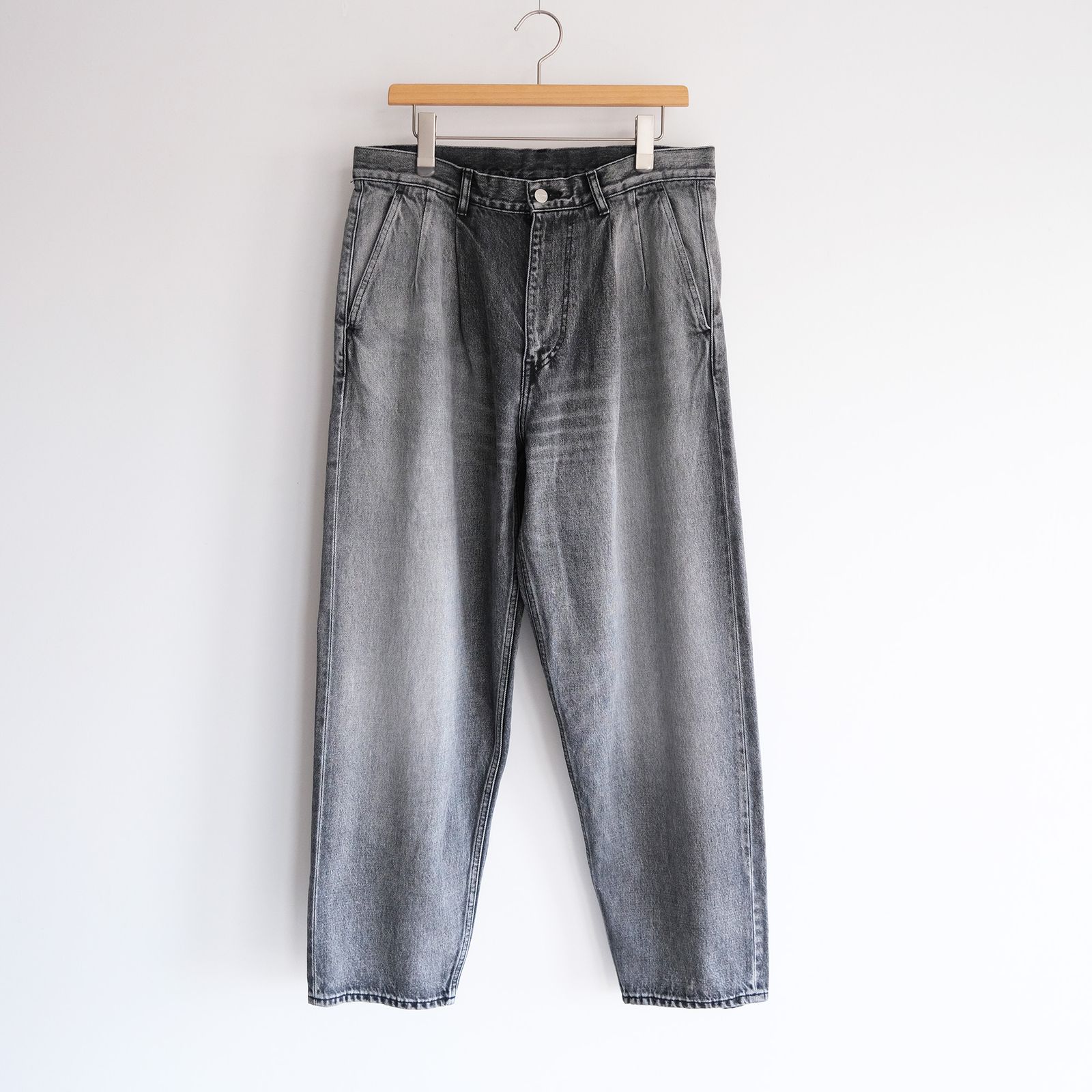 Selvage Denim Two Tuck Tapered Pants -パンツ-（Black Light Fade / ブラックライトフェード）