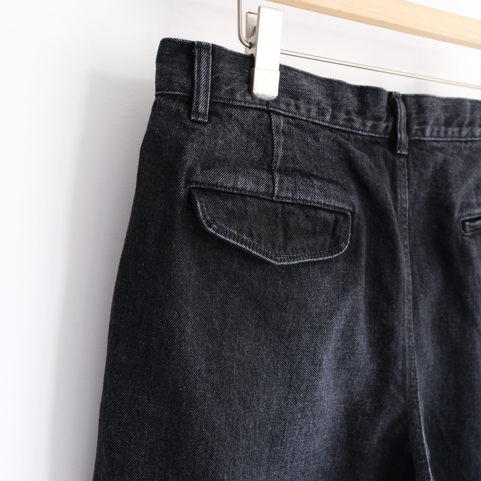 Selvage Denim Two Tuck Tapered Pants -パンツ-（Black Dark Fade / ブラックダークフェード）