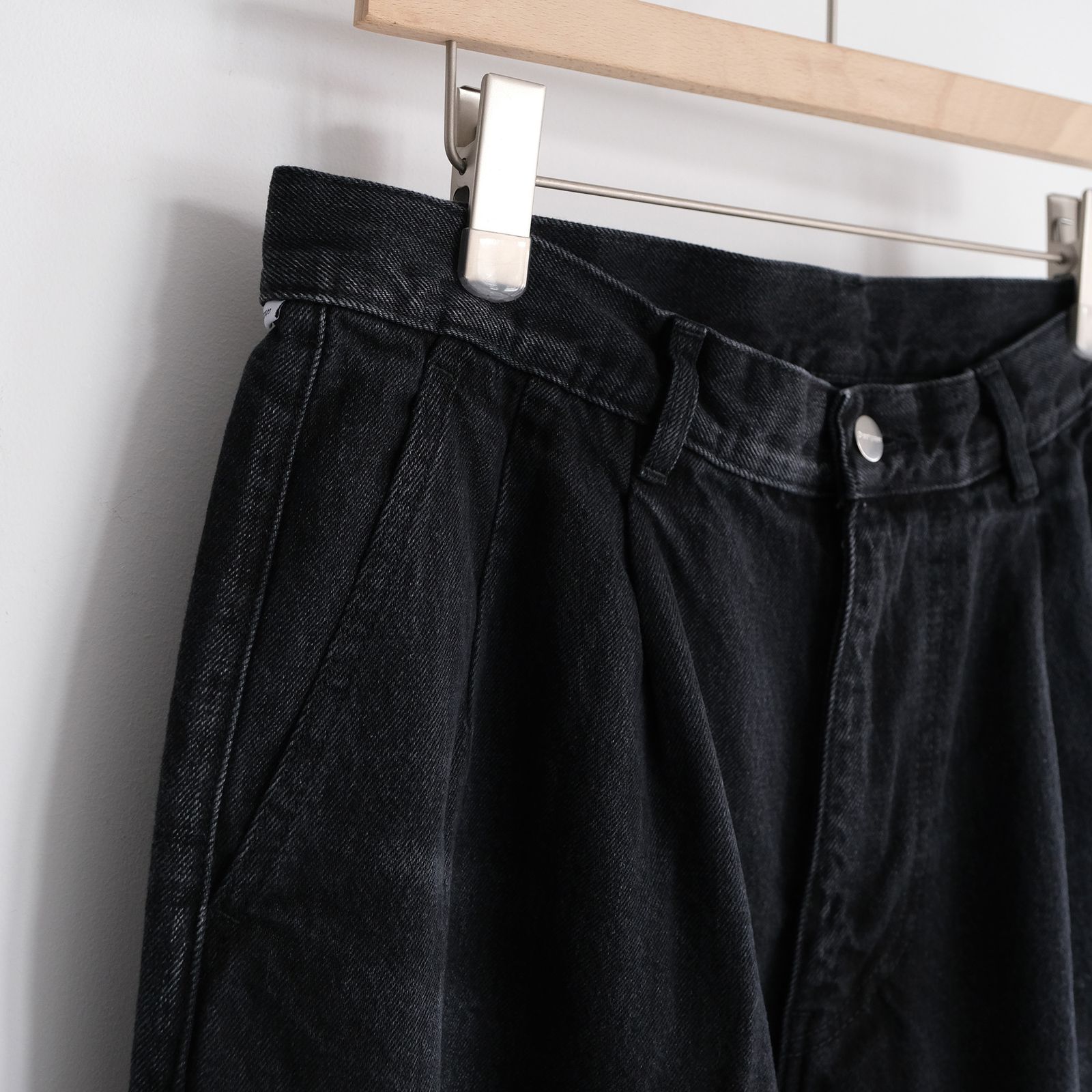 Selvage Denim Two Tuck Pants -デニムパンツ-（Black Dark Fade / ブラックダークフェード）GU261-40061DB