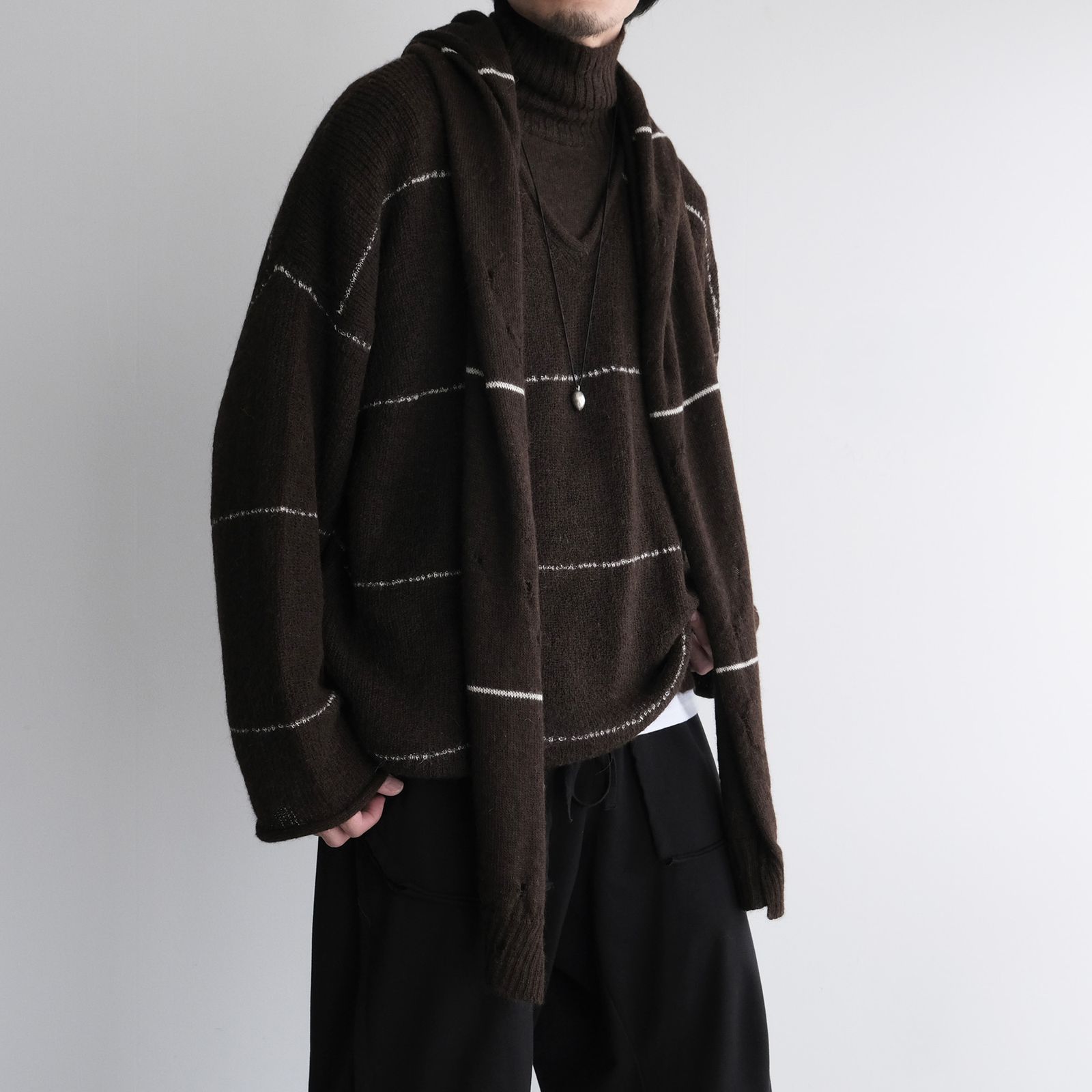 V-Neck Line Border Sweater -ニット-（Brown / ブラウン）