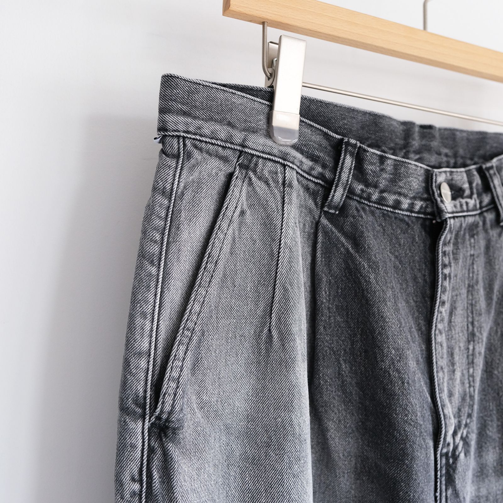 Selvage Denim Two Tuck Tapered Pants -パンツ-（Black Light Fade / ブラックライトフェード）