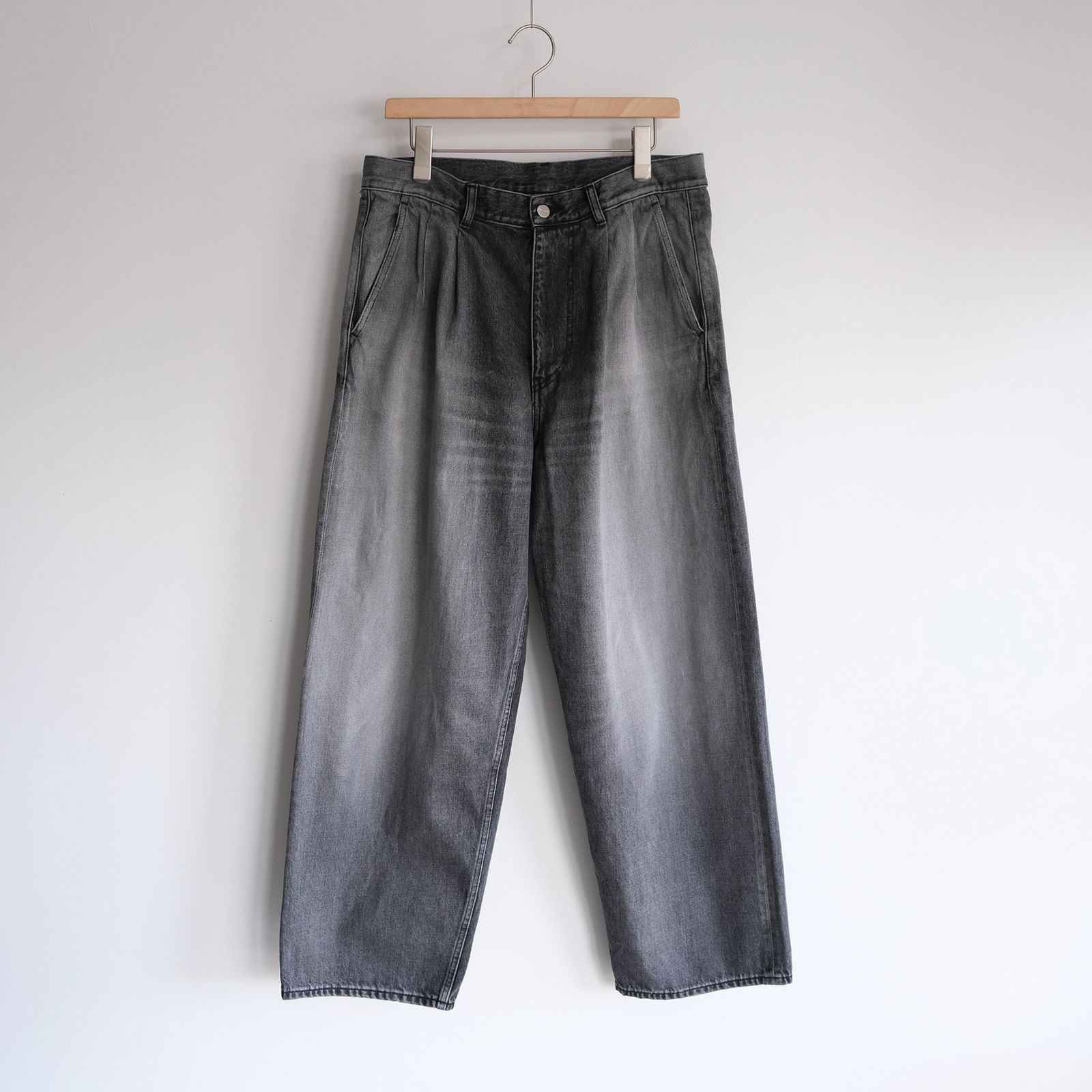 Selvage Denim Two Tuck Pants -デニムパンツ-（Black Light Fade / ブラックライトフェード）GU261-40061LB