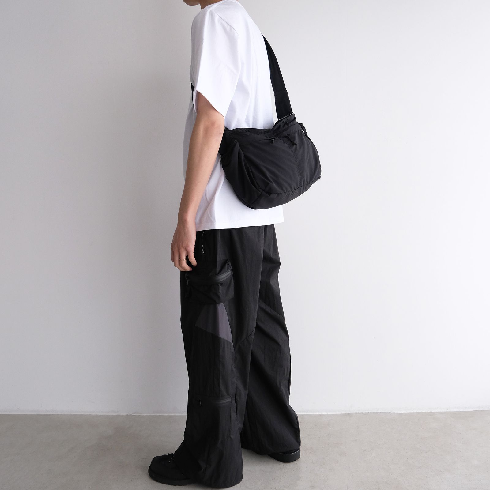 evcon （エビコン）1LDK メッセンジャーバッグ　ショルダーバッグ EVCON - Nylon Shoulder Bag -バッグ-（Black / ブラック