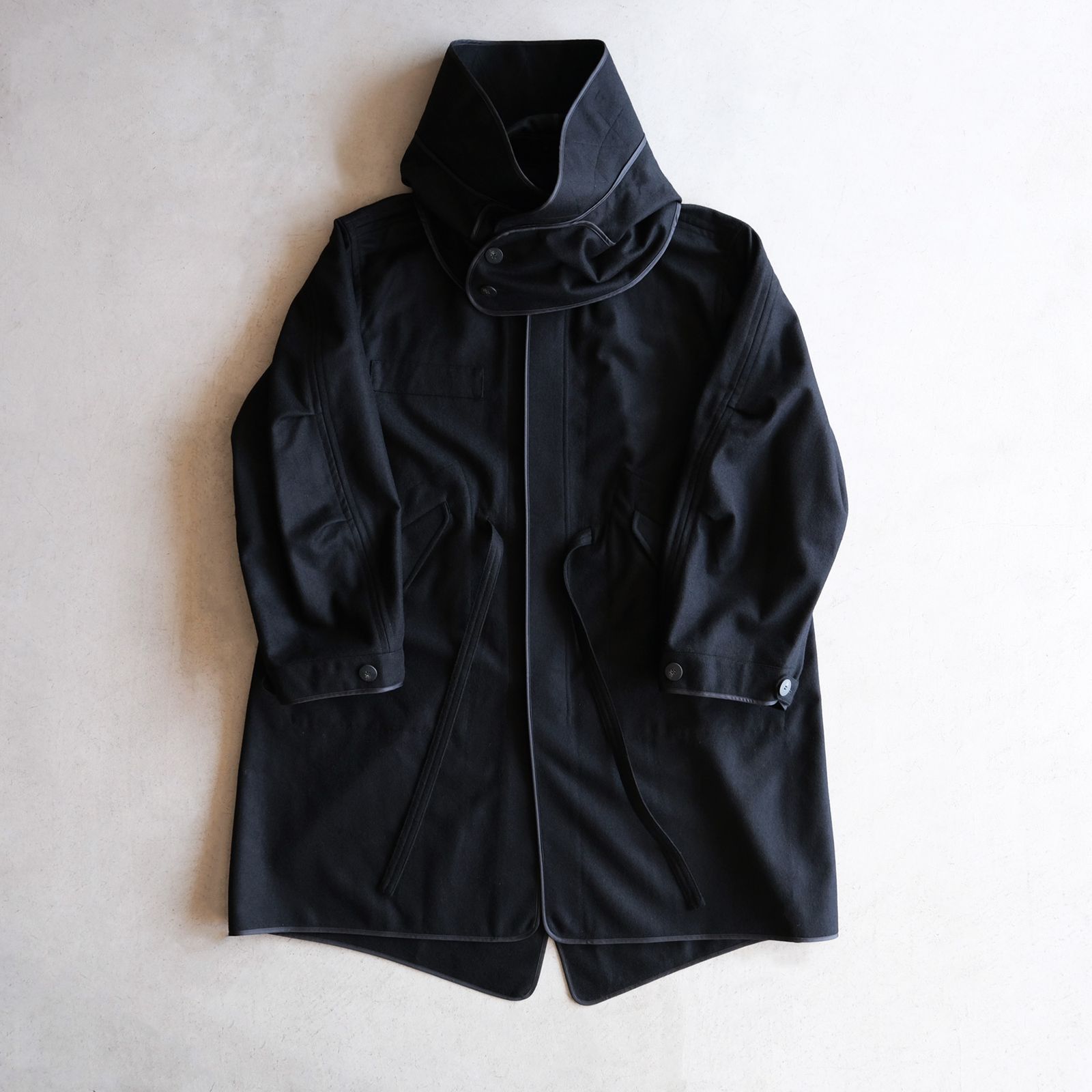 i'm here - With Piping ：M65 Hoodie Coat -コート-（Black / ブラック） | STACK STORE