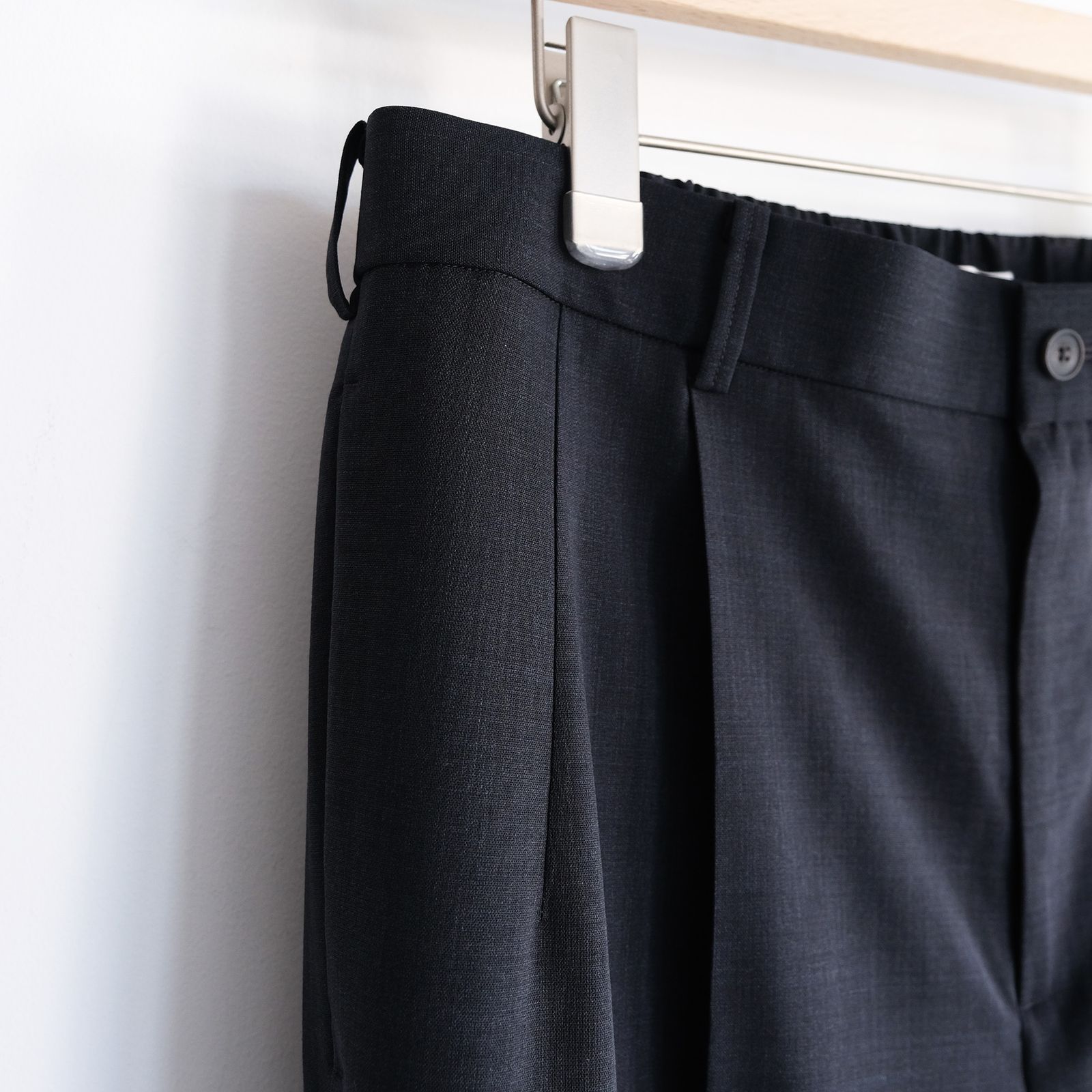 Twist Wool Gauze Two Tucked Easy Pants -スラックス-（Navy Top / ネイビートップ）