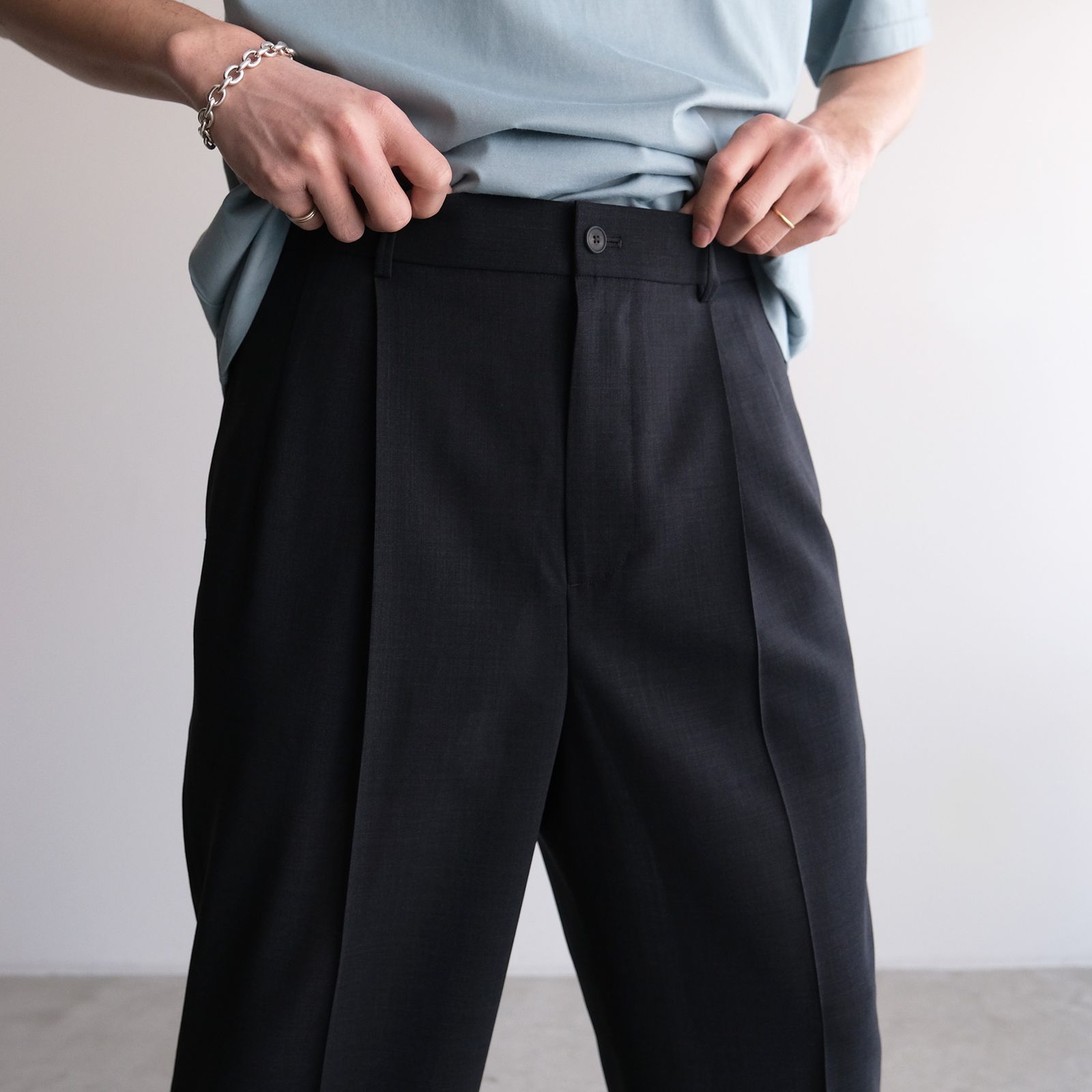 Twist Wool Gauze Two Tucked Easy Pants -スラックス-（Navy Top / ネイビートップ）