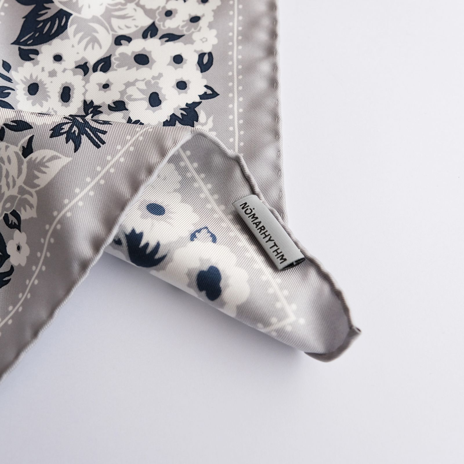 DYG Gradation Silk Bandana -バンダナ-（Black×Gray / ブラック×グレー）