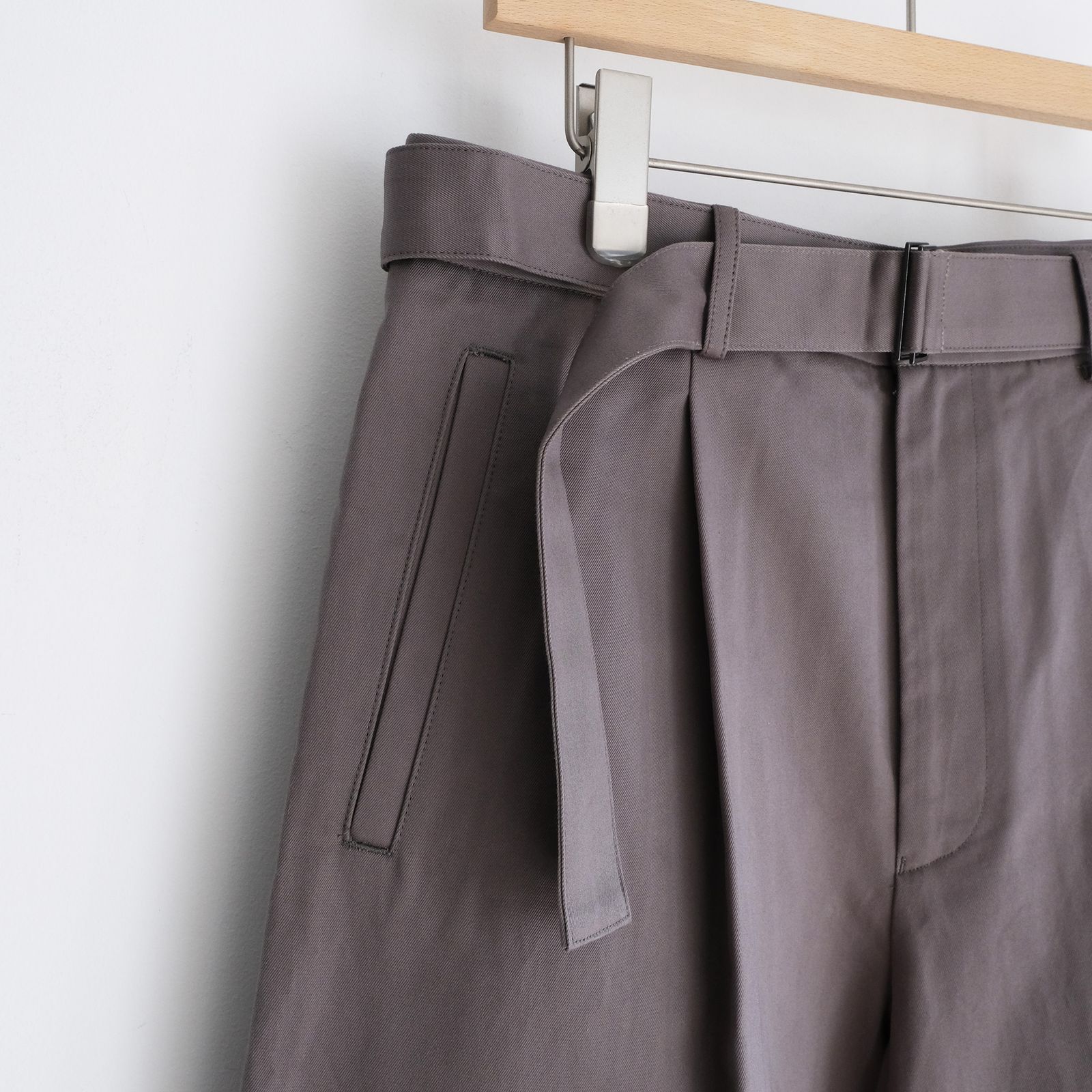 Dry Westpoint Barrel-Fit Belted Pants -パンツ-（Stone Gray / ストーングレー）GM263-40381