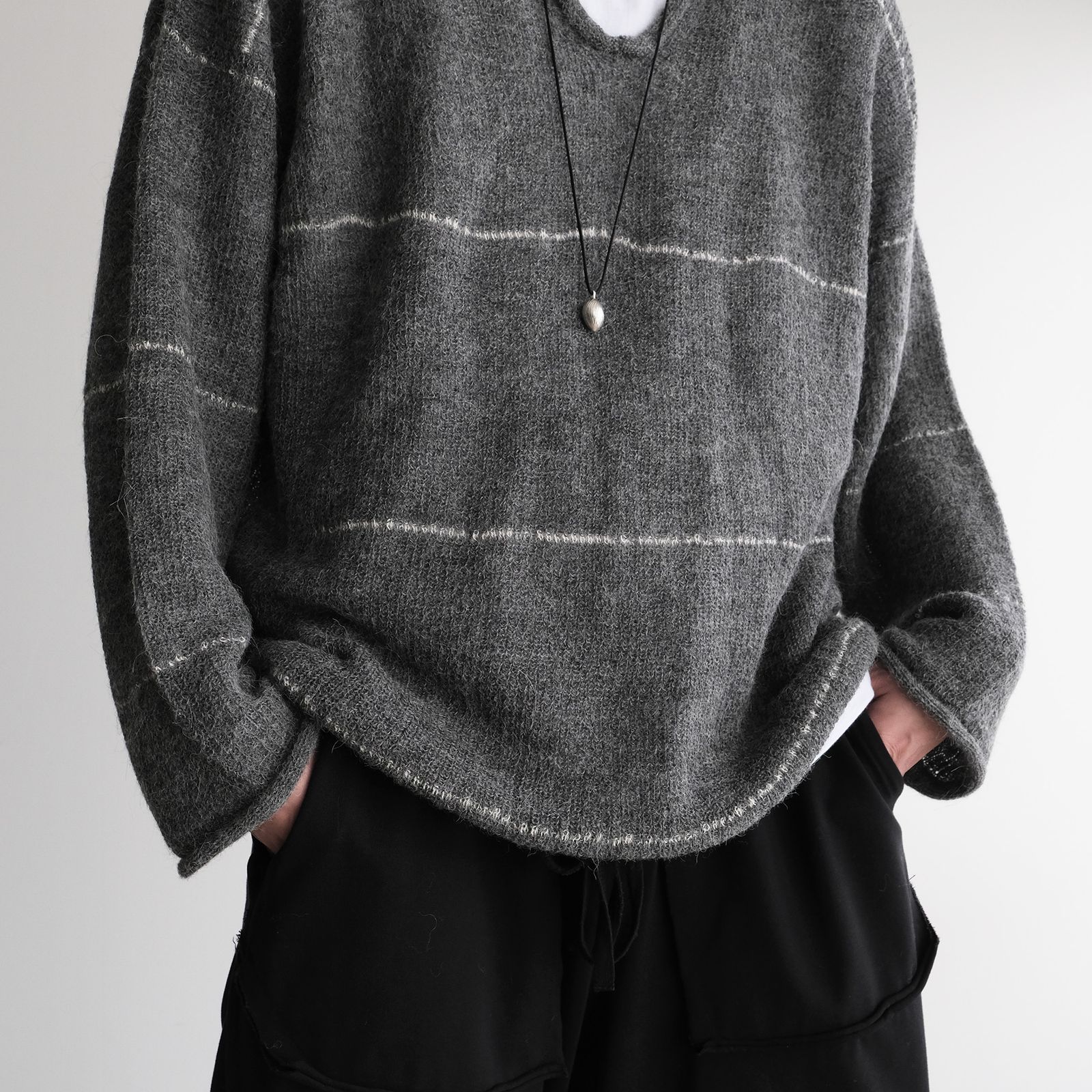 V-Neck Line Border Sweater -ニット-（Gray / グレー）