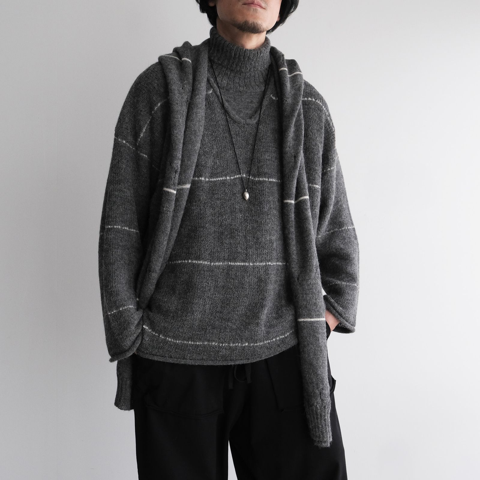 V-Neck Line Border Sweater -ニット-（Gray / グレー）