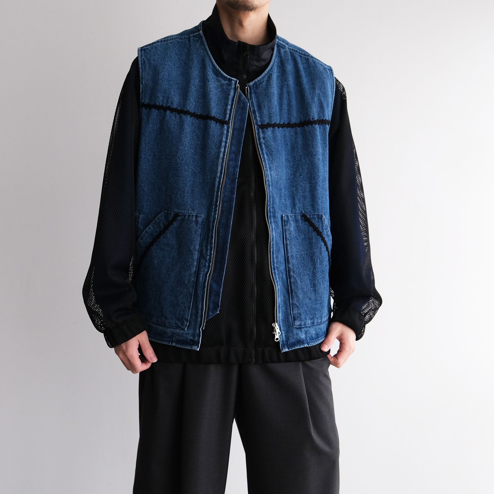 Trim Embroidery Denim Vest -ベスト-（Indigo×Black / インディゴ×ホワイト）