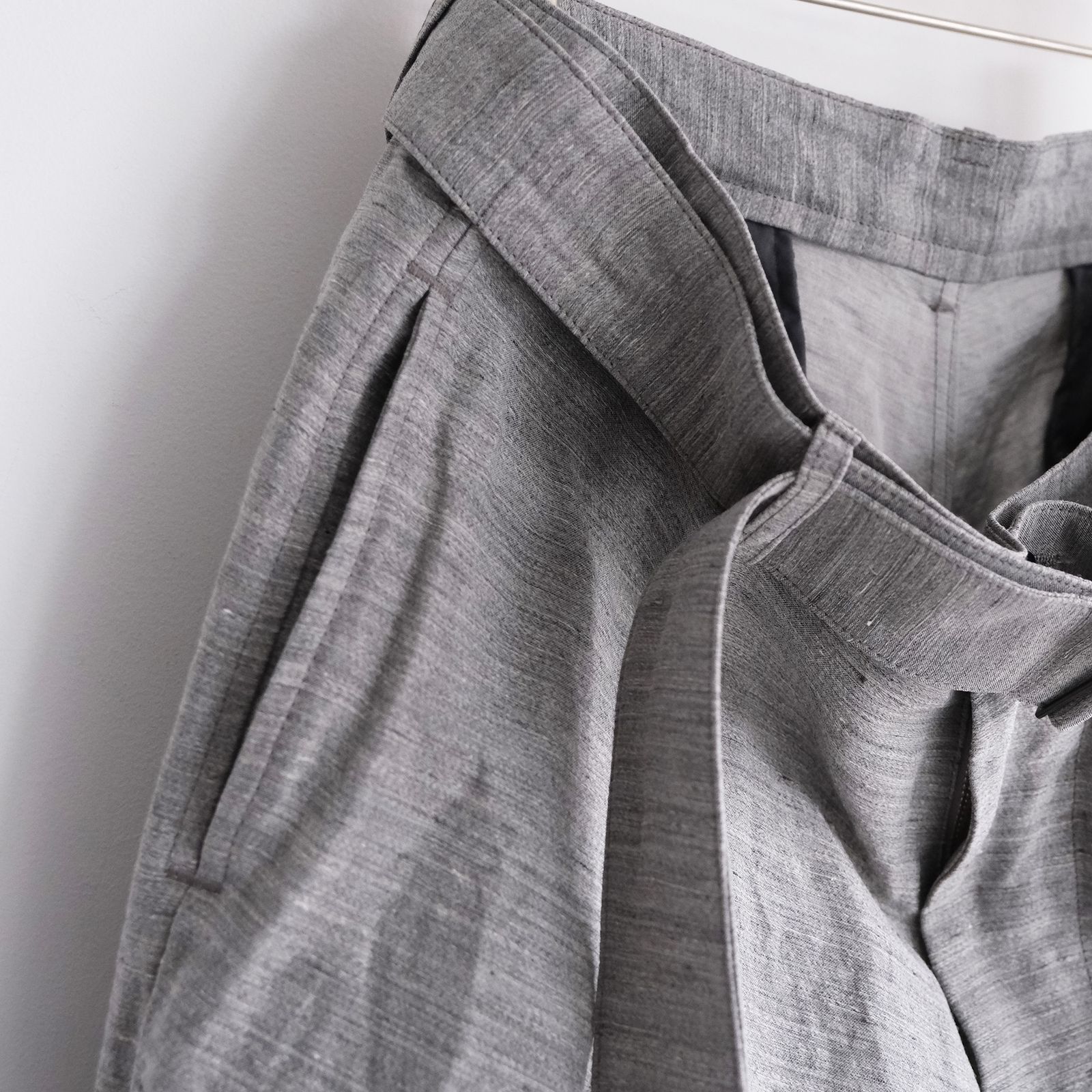 Linen Cupro Back Satin Belted Pants -パンツ-（Gray / グレー）GM261-40371