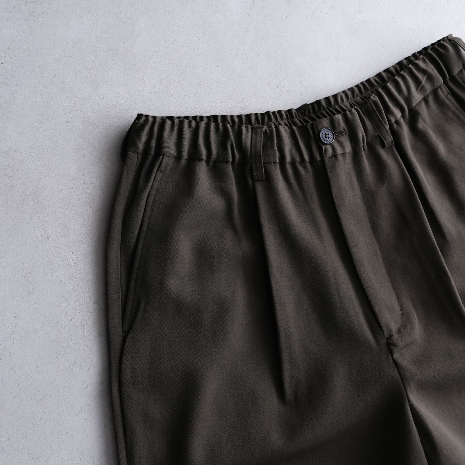 UNIVERSAL PRODUCTS - Wool Easy Trousers -パンツ-（D.Khaki