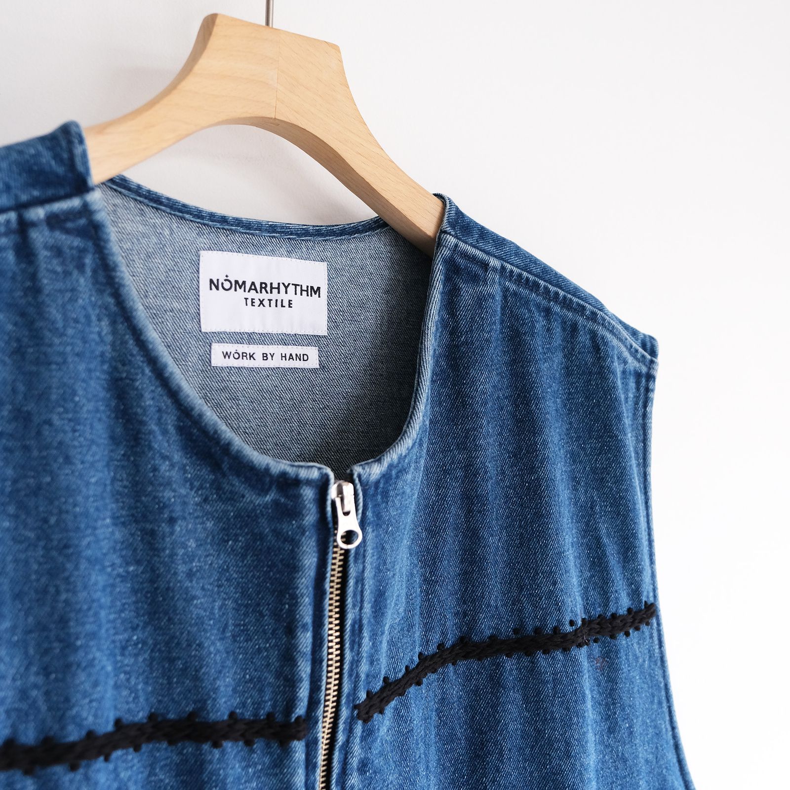 Trim Embroidery Denim Vest -ベスト-（Indigo×Black / インディゴ×ホワイト）