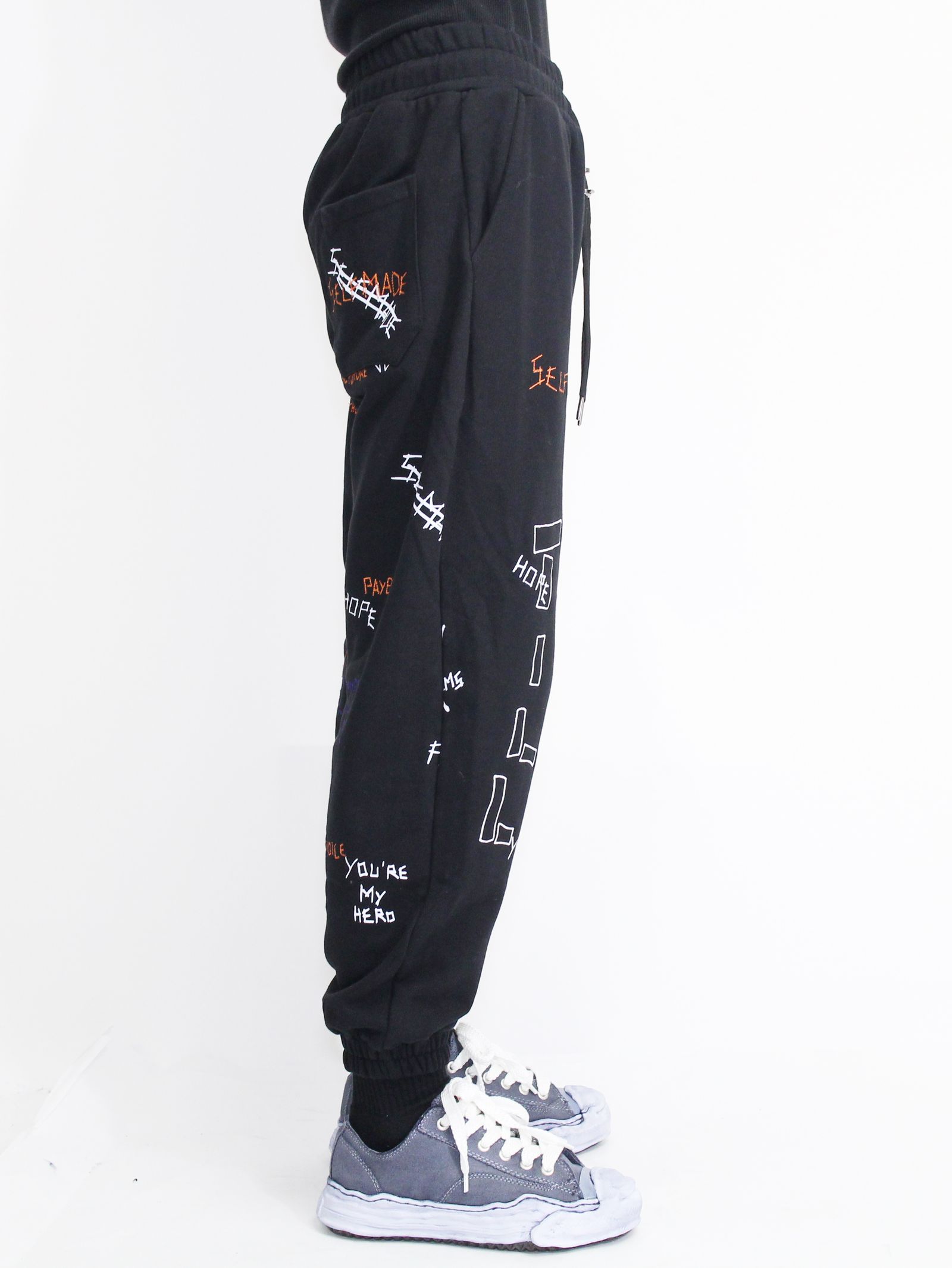 【20AW】総柄 刺繍プリント ジョガーパンツ / WRITTINGS JOGGER PANTS / ブラック