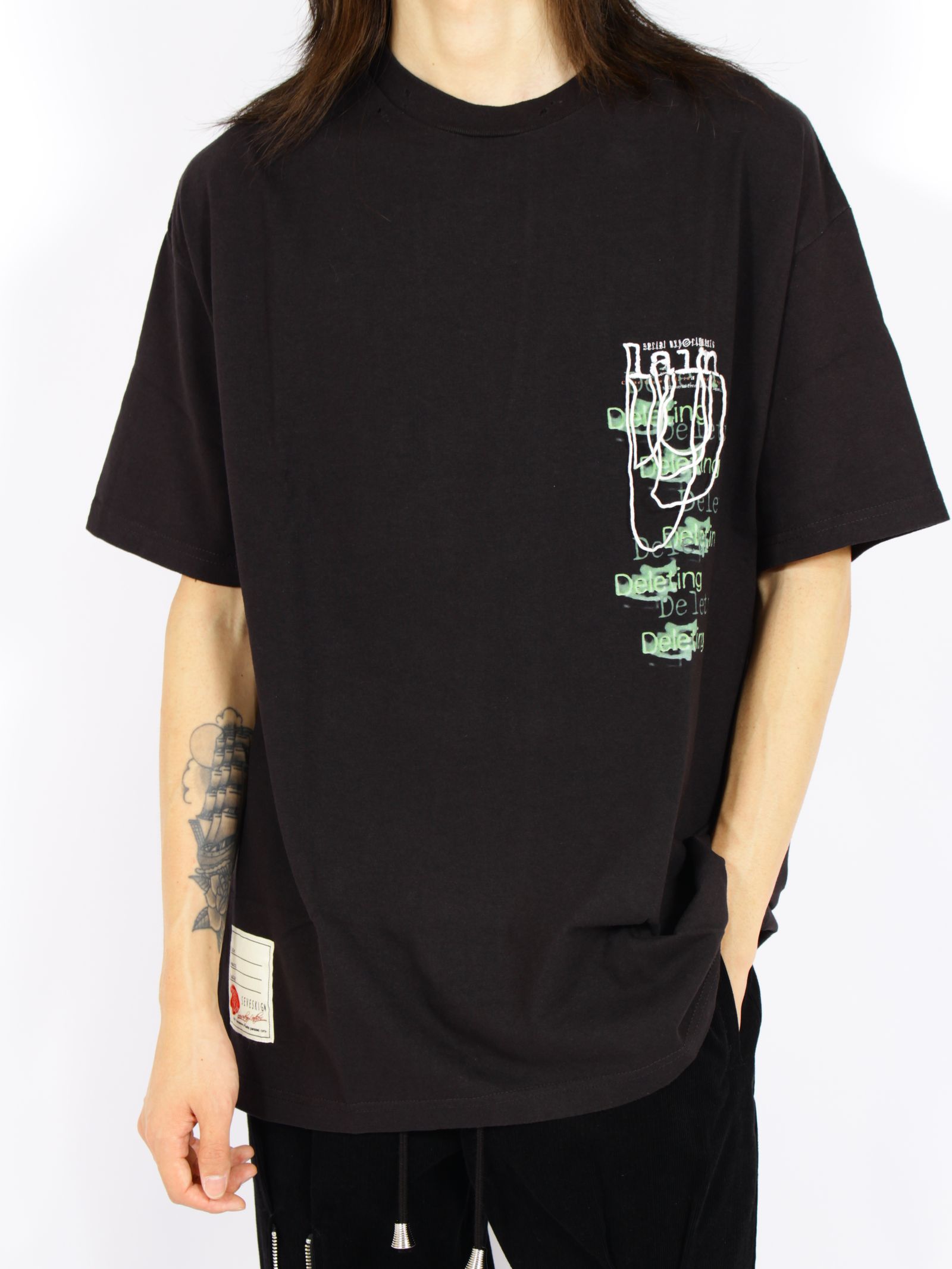【26AW】バックプリント セブ VS レイン ショート スリーブ Tシャツ バージョン キュータ 半袖 カットソー / SEV VS LAIN S/SL TEE VER,Q-TA / ブラック