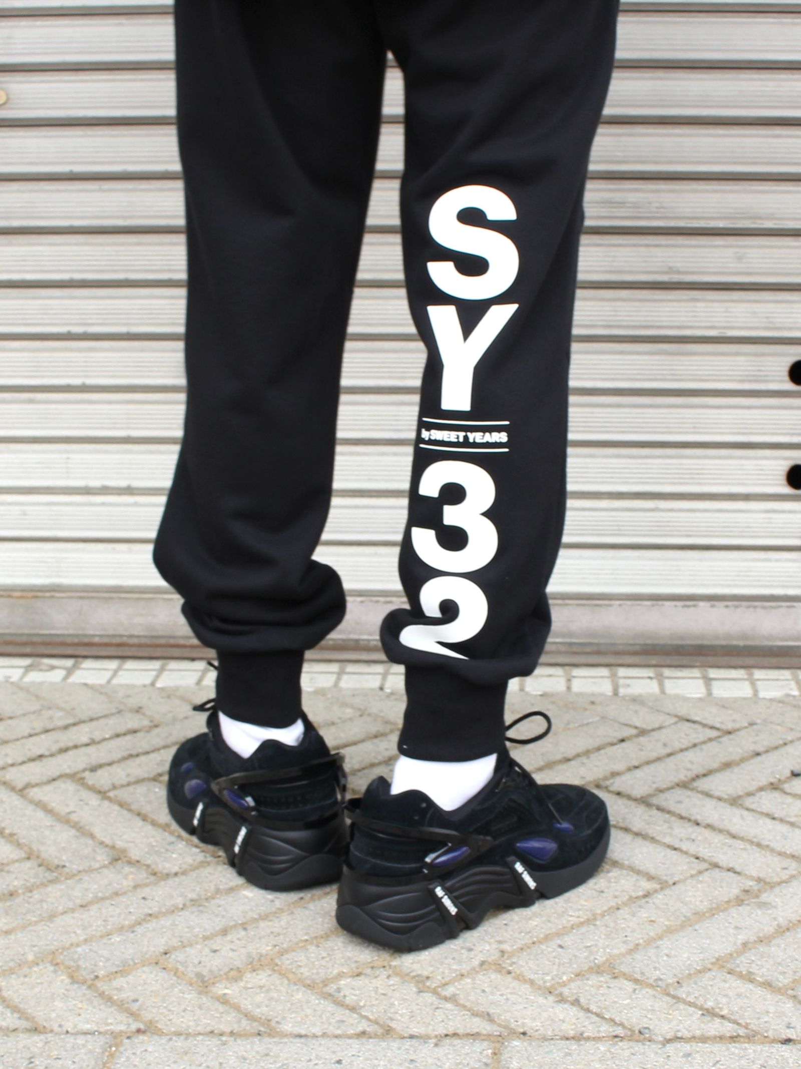 シールドロゴ スウェットパンツ / SHIELD LOGO SWEAT PANTS / ブラック × ホワイト - S - ブラック
