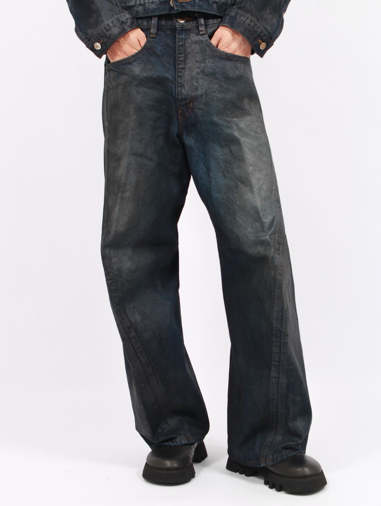 【25AW】 3D ツイステッド ワイド レッグ ジーンズ / 3D TWISTED WIDE LEG JEANS / LUSTER COATED DARK INDIGO(ダーク インディゴ)
