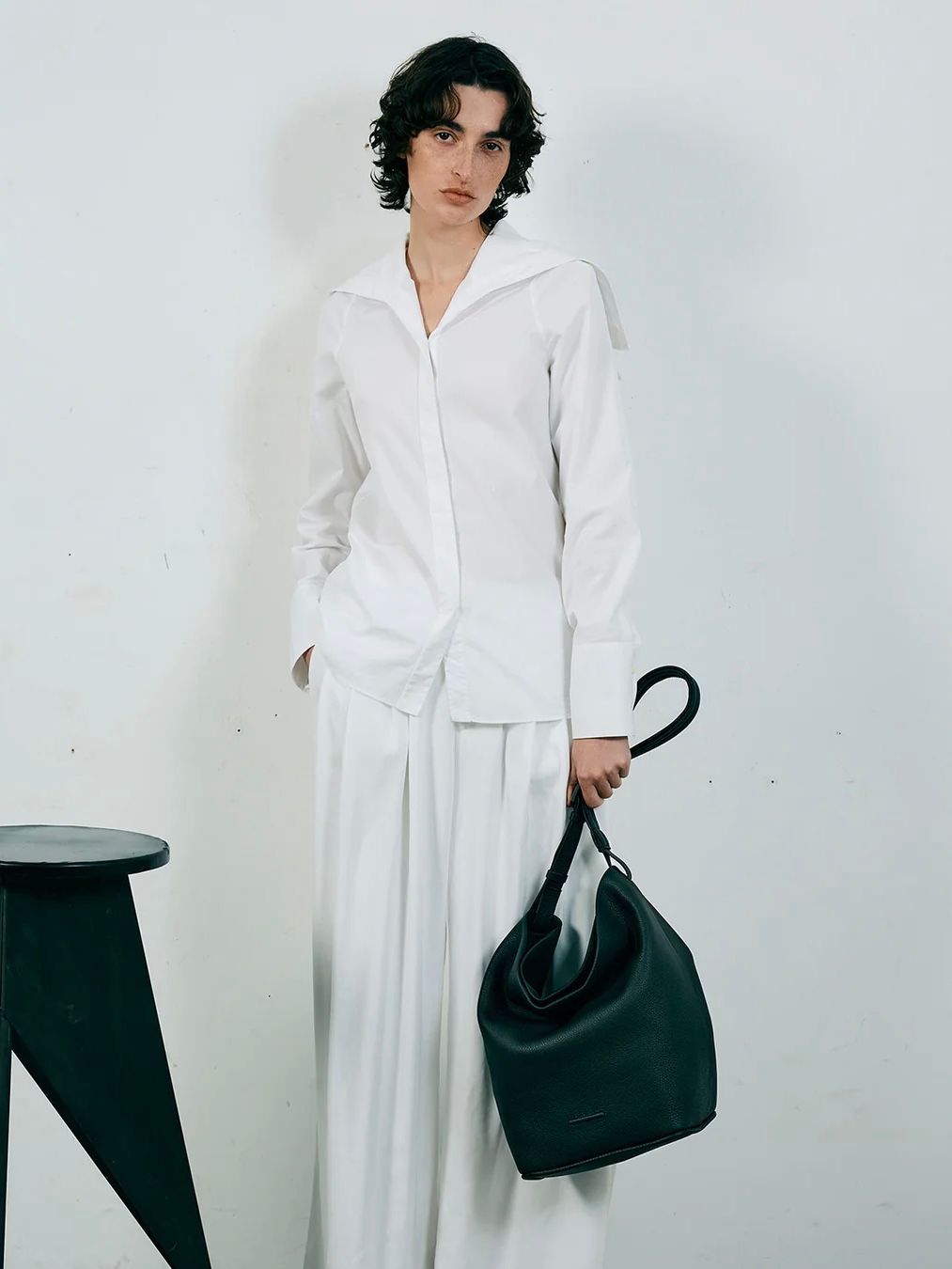 エッセンシャル デイリー レザー ホーボー ミディアム ショルダーバック / ESSENTIAL DAYILY LEATHER HOBO MEDIUM / ブラック