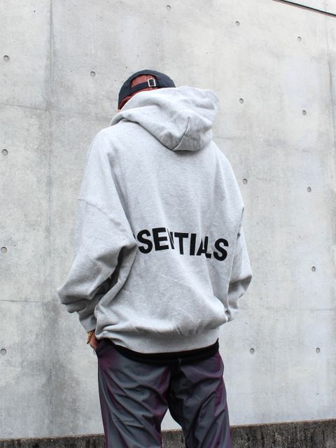 "ESSENTIALS"を使ったルーズストリートスタイリング