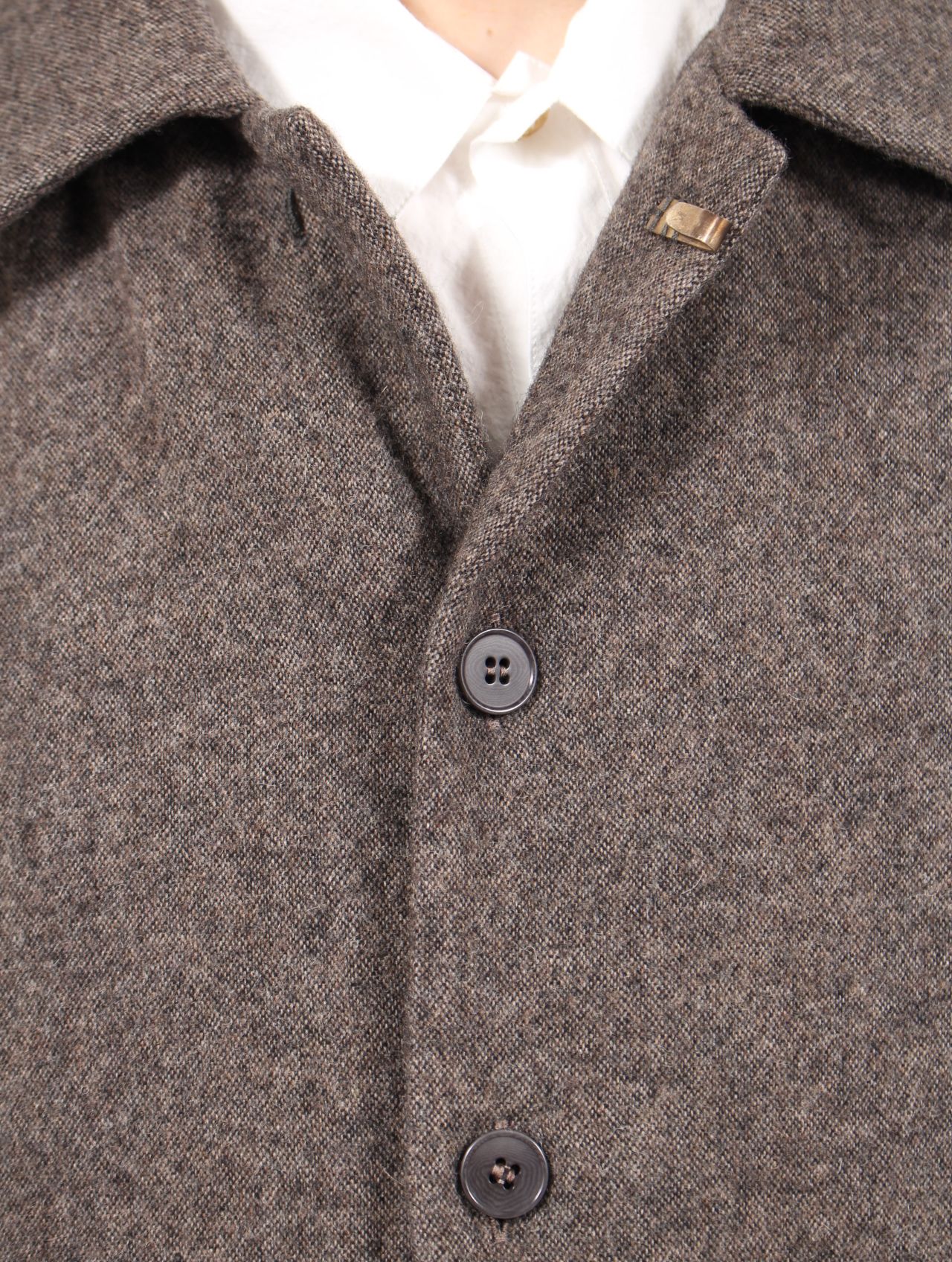 【25AW】ユニセックス ミッド フィット ダスト コート 925 シルバー フック クローザー / UNISEX MID FIT DUST COAT WITH 925 SILBER HOOK CLOSER / ブラウン