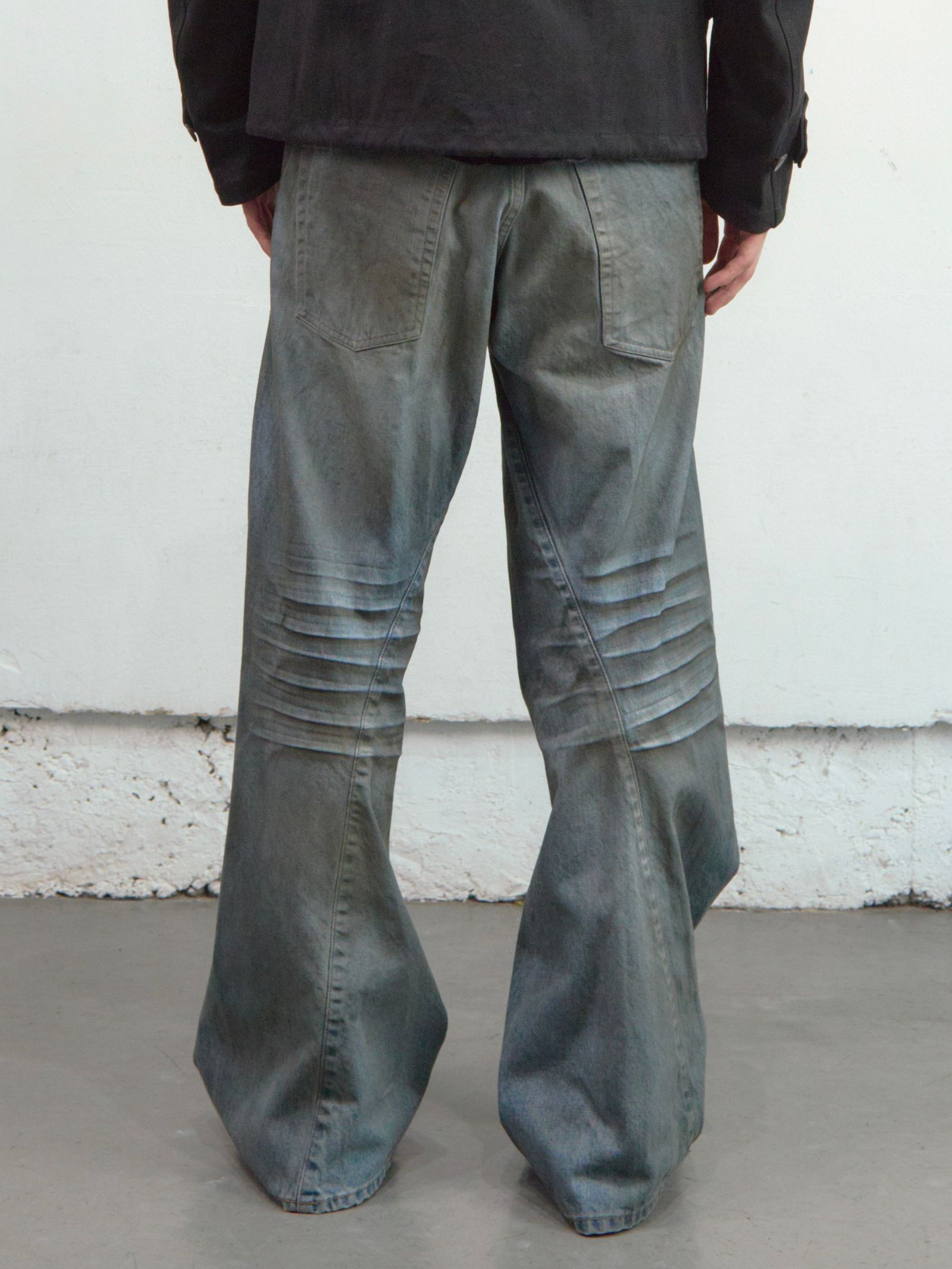 【26SS】 3D ツイステッド ワイド レッグ ジーンズ デニム パンツ / 3D TWISTED WIDE LEG JEANS / DIRTY FADED INDIGO (インディゴ)