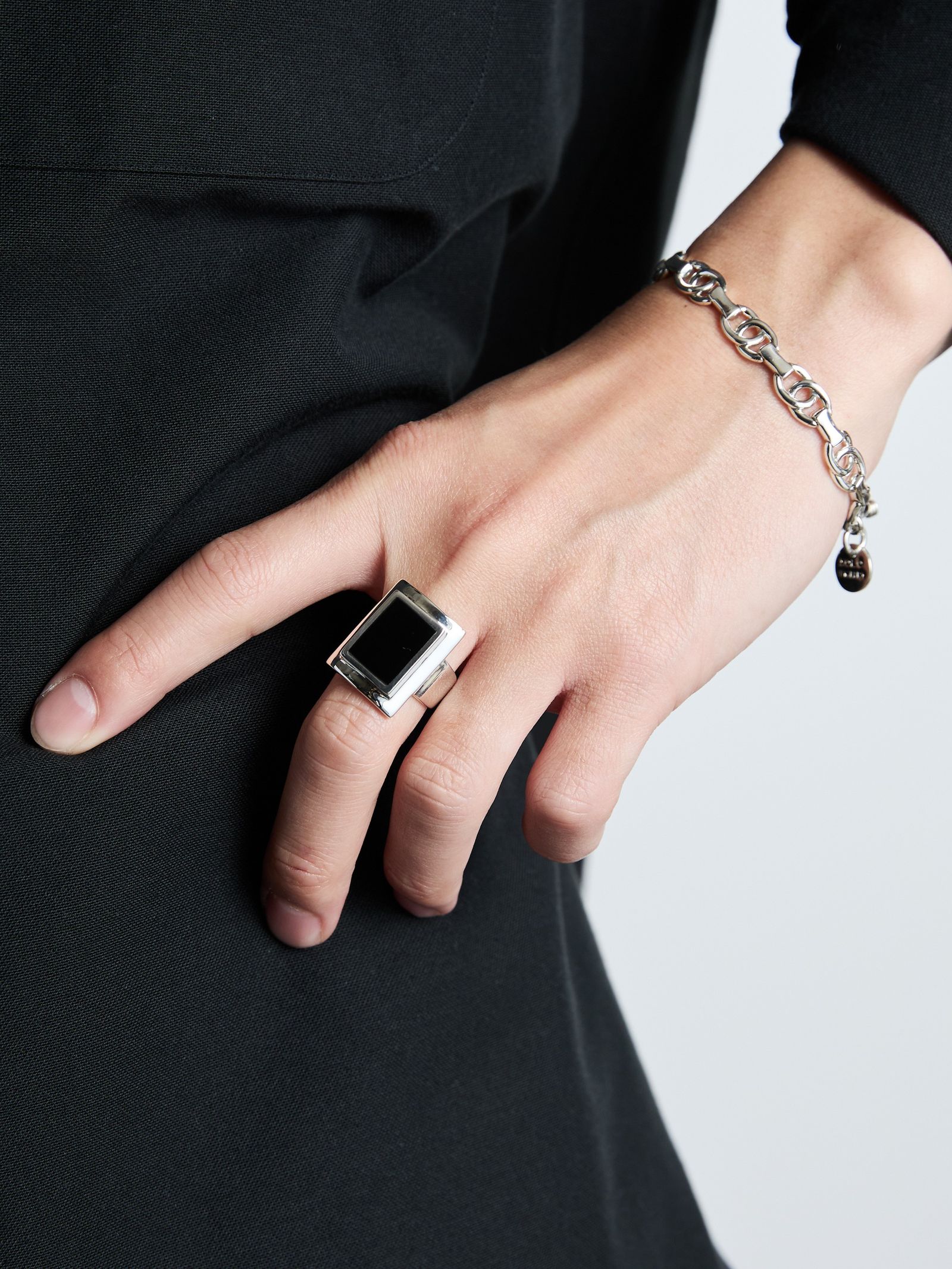 XOLO - インダイ スクエア アミュレット オニキス リング