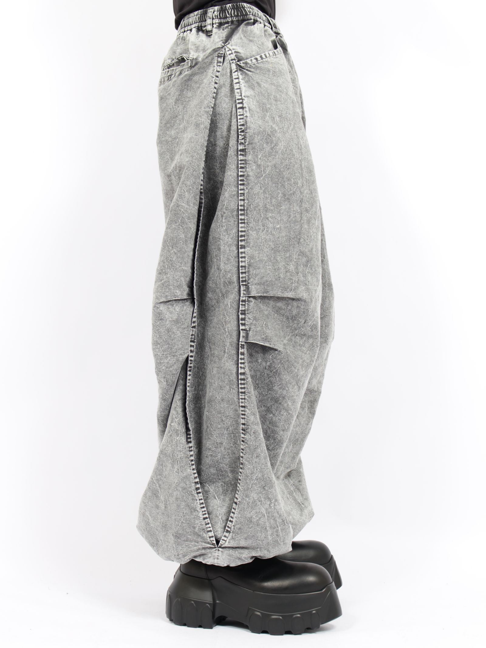 【26AW】タックド バルーン デニム / TUCKED BALLOON DENIM / ライト グレー