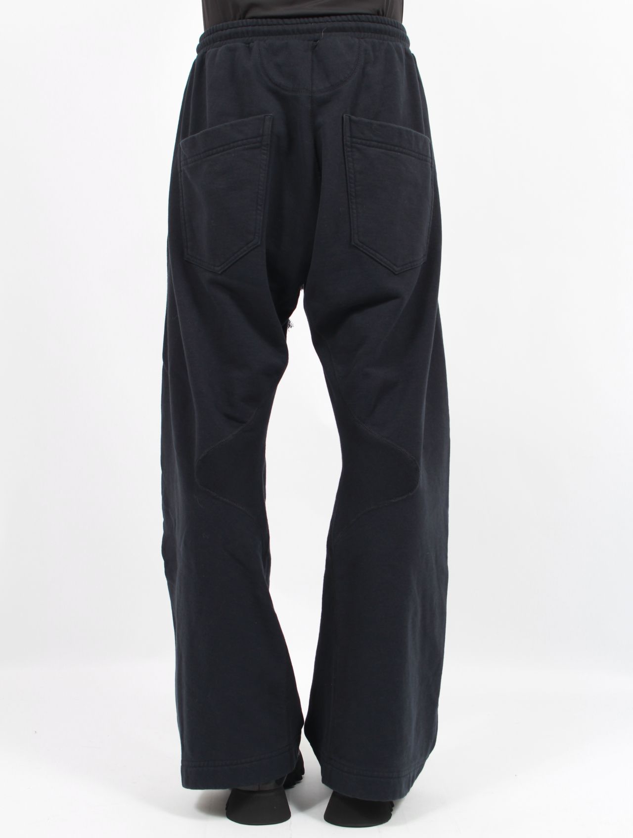 【25AW】 3D ツイステッド ラウンジ パンツ スウェット パンツ / 3D TWISTED LOUNGE PANTS / BLACK(ブラック)