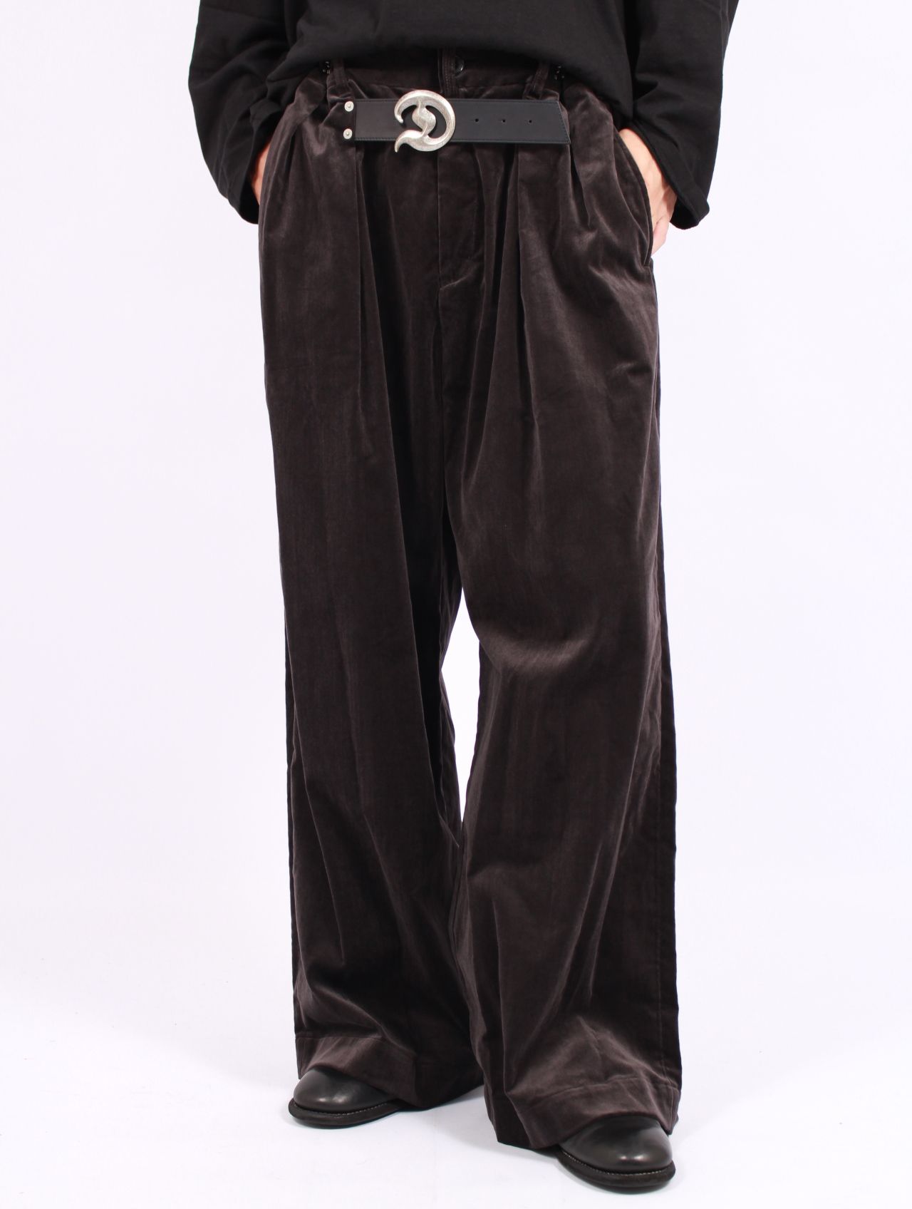 【25AW】"D"バックル スーパー ワイド ベロア パンツ / "D" BUCKLE SUPER WIDE VELOR PANTS / ブラック