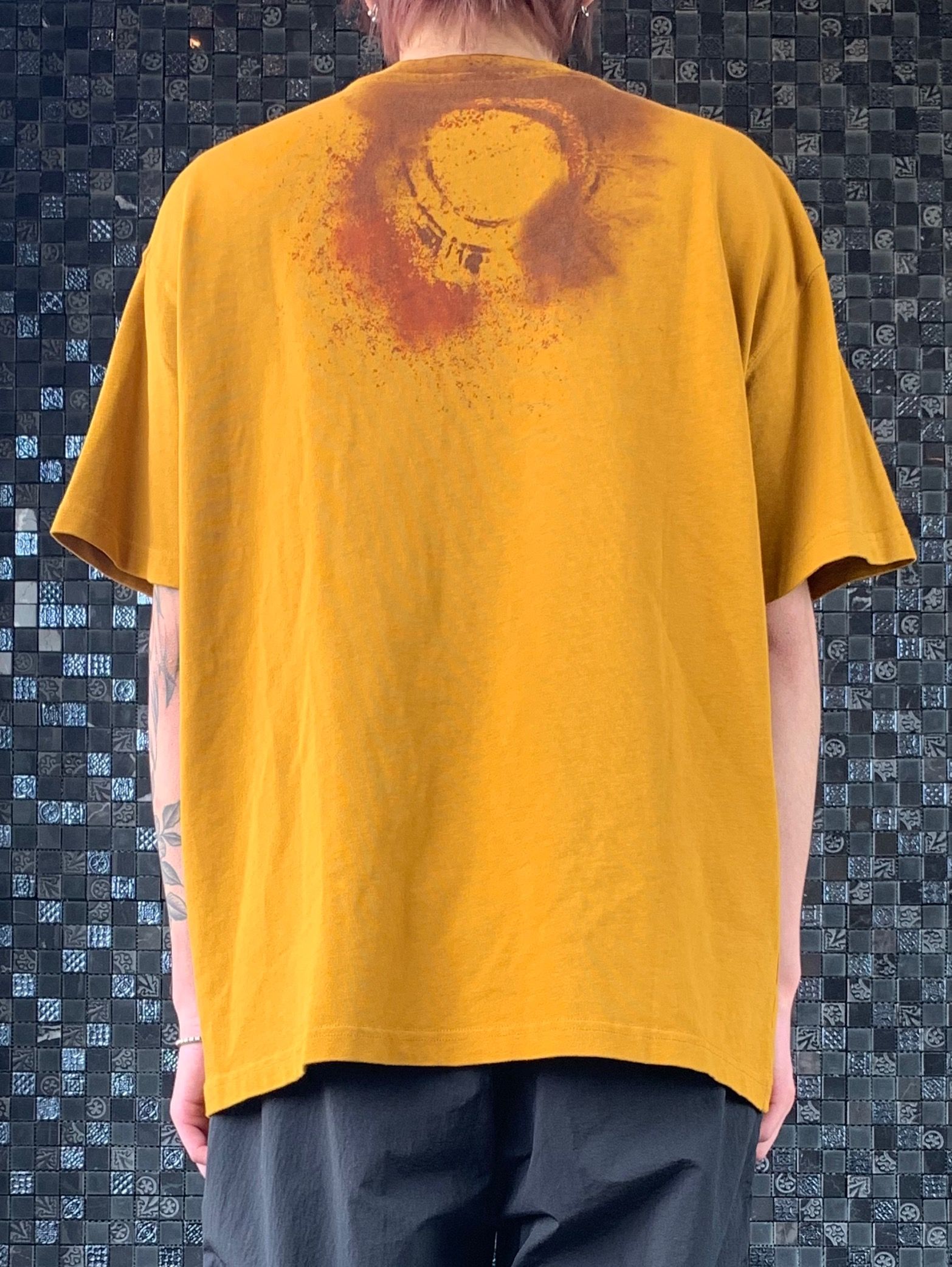 バックペイント ジャージTシャツ / COTTON SINGLE JERSEY SAFFRON EROSION T-SHIRT / サフラン × ブラウン