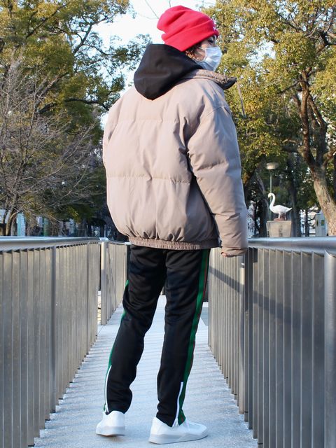 決めては差し色の“赤“ カジュアルストリートコーデ!