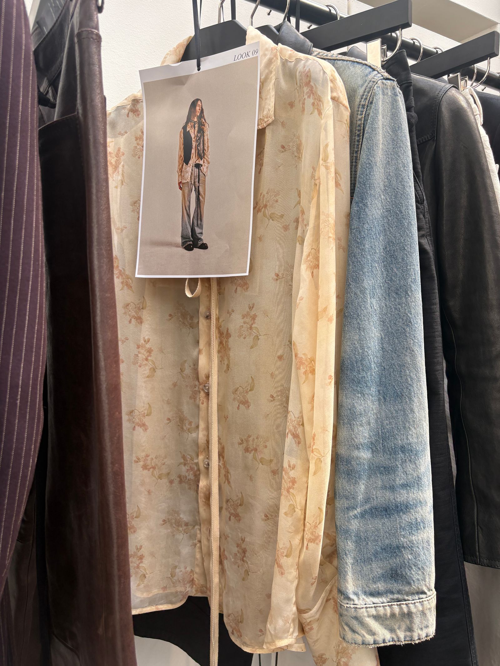【27SS】ヘルゲ クラシック シャツ ディタッチト カラー / HELGE CLASSIC SHIRT WITH DETACHED COLLAR / アーモンド