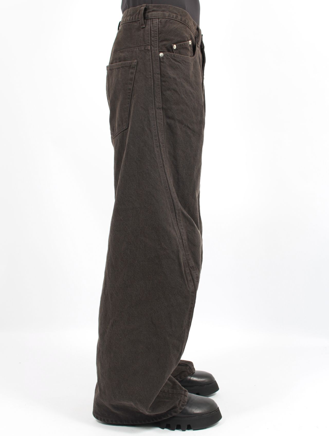 【25AW】 3D ツイステッド ワイド レッグ ジーンズ / 3D TWISTED WIDE LEG JEANS / DARK BROWN(ダーク ブラウン)
